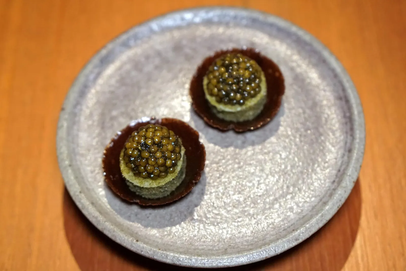 Raise. Caviar, sour sardine mousse and black garlic ถัดมาคือ R ที่ย่อมาจากคำว่า Raise. มีพระเอกของจานเป็น “ไข่ปลาคาเวียร์” จากฟาร์มที่อำเภอหัวหินมีรสเค็มกลมกล่อม หอม แทบจะไร้ซึ่งกลิ่นคาว แม้จะเป็นคาเวียร์ของไทยเเต่คุณภาพดีมากจนเราตกใจ บอกเลยว่าสามารถเทียบเคียงกับคาเวียร์ระดับกลางของยุโรปได้อย่างสบายๆ รองด้านล่างด้วย Sour sardine mousse สีออกเขียวๆด้านล่าง ให้รสเปรี้ยวนิดๆช่วยกระตุ้นความอยากอาหาร แป้งทาร์ตด้านนอกทำมาจากพริกไทยดำ บาง กรอบ ตัดกันกับความนุ่มของมูสเเละไข่ปลา สุดยอดไม่เเพ้กัน (17/20)