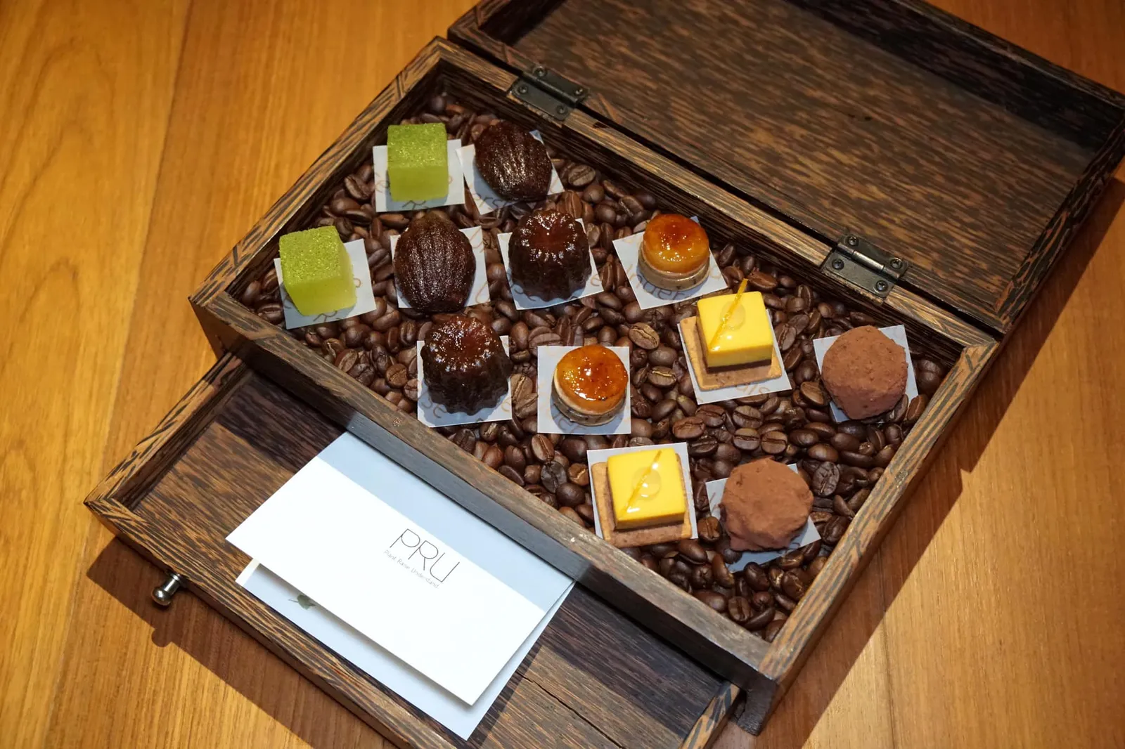 A Message from our pastry team Petit (four) six ปิดท้ายด้วยเปอตีส์ ซิก นำเสิร์ฟมา 6 อย่างคือ Melon with Kaffir lime เชฟใช้เมลอนท้องถิ่นของจังหวัดภูเก็ตมาโรยด้วยผงมะกรูดหอมๆ Madeleine หน้าตาคลาสสิคเเต่เปลี่ยนวัตถุดิบมาใช้น้ำตาลมะพร้าวดิบและเพสต์ถั่วหมักของไทย อร่อยมากๆ Canelé สูตรต้นตำรับผิวด้านนอกหนึบ ด้านในนุ่ม หอมมากเช่นกัน Banana & Coffee ที่เชฟนำกล้วยไปผ่านความร้อนจนเกิดการคาราเมลไลเซชั่นเป็นเลเยอร์บางๆก่อนทานคู่กับกาแฟด้านล่าง รสหวานของกล้วยกับรสขมของกาแฟรวมถึงกลิ่นของทั้งสององค์ประกอบเข้ากันได้ดีสุดๆ Chumpon Chocolate ช็อกโกแลตจากฟาร์มคาเคาแห่งแรกของประเทศไทยที่จังหวัดชุมพรทอปด้านบนด้วยมูส eggfruit หรือชื่อไทยว่าม่อนไข่ Chiang Mai Chocolate ปิดท้ายด้วยช็อกโกแลตทรัฟเฟิลจากจังหวัดเชียงใหม่ซึ่งเชฟตั้งใจให้เราได้ชิมช็อกโกแลตพันธุ์เดียวกันแต่เติบโตมาในสภาวะแวดล้อมต่างกันซึ่งให้รสชาติที่ต่างกันไปด้วย ด้านในมีกานาชลูกหม่อนเพื่อตัดรสขมของช็อกโกแลตด้านนอก ทุกอย่างทำออกมาดีงามไร้ที่ติช่วยปิดท้ายมื้ออาหารนี้อย่างสมบูรณ์ (17/20)