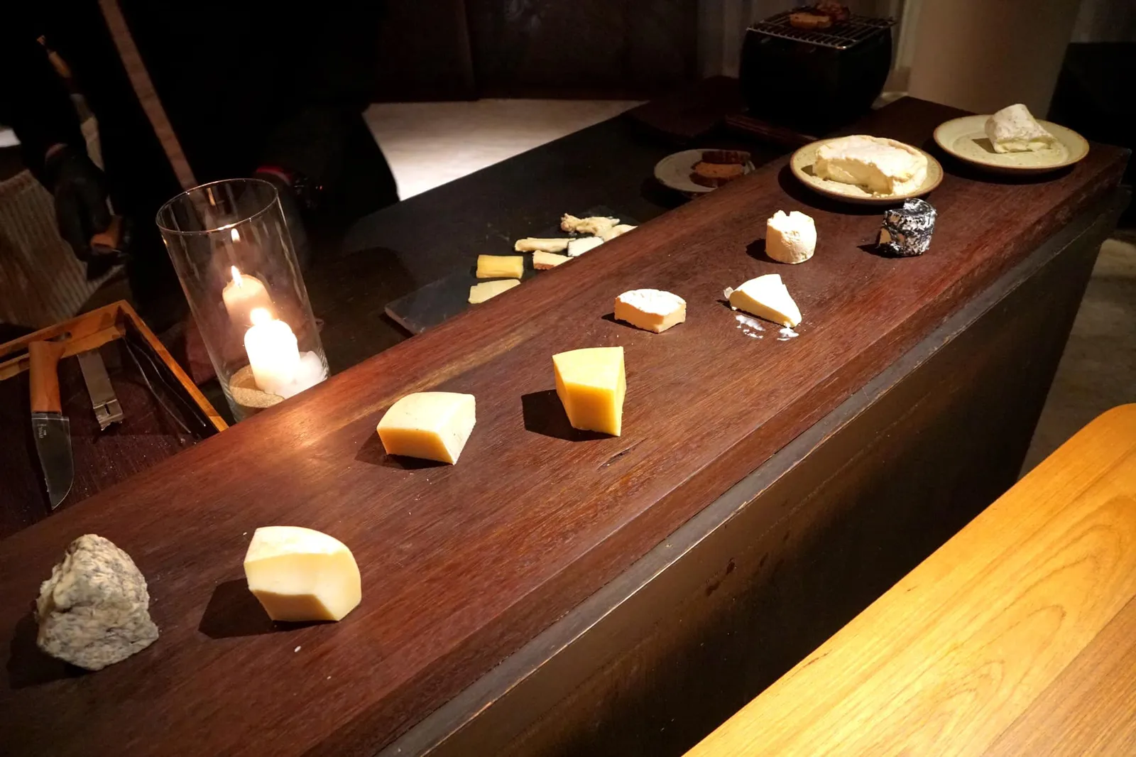 Artisan cheese from Thailand อีกหนึ่งคอร์สที่เซอไพรซ์เรามากที่สุดในมื้อนี้คือ “ชีส” คุณภาพสูงจากแหล่งบ่มชีสทางตอนเหนือของประเทศไทยและฟาร์ม Heaven On Cheese จังหวัดนครสวรรค์ … เซอไพรซ์แรกคือคอร์สนี้ไม่มีในเมนู เซอไพรซ์ที่สองคือไม่มีค่าใช้จ่ายเพิ่มเติม และเซอไพรซ์ที่สามคือคุณภาพชีสเทียบเคียงได้กับชีสคุณภาพสูงในยุโรปเลยทีเดียว … ทางร้านมีชีสมาให้เลือกมากมาเรียงจากขวามาซ้ายคือ Buchette ชีสที่ทำมาจากนมแพะดิบ 100% มีเนื้อสัมผัสครีมมี่โดยชีสชนิดนี้ยิ่งบ่มนานเท่าไหร่จะยิ่งครีมมี่มากขึ้น รสชาติทานง่ายสำหรับคนทั่วไป Molene ชีสจังหวัดเชียงใหม่ทำมาจากนมวัวแท้ๆ 100% เป็น Soft Cheese ที่มีขั้นตอนการผลิตเหมือนกันกับ Camembert มีเนื้อสัมผัสครีมมี่เป็นเอกลักษณ์ Ashed Goat Cheese ชีสนมแพะที่มีผิวชั้นนอกปกคลุมด้วยผักที่ถูกเผาจนกลายเป็นเถ้าสีดำ เป็นชีสที่บ่มจากตำบลโหล่งขอด จังหวัดเชียงใหม่ โดดเด่นด้วยความครีมมี่ตัดด้วยรสฝาดของเบสในขี้เถ้าเล็กน้อย Colliné อีกหนึ่งชีสนมแพะดิบ 100 % ที่ผ่านกระบวนการ Aging นานถึง 30 วัน ทำให้มีความเข้มข้น มีความครีมมี่และกลิ่นขึ้นจมูกค่อนข้างเด่น Rebruchon ถัดมาคือชีสเรอบลูชงจาก Heaven On Cheese ที่คุณ Reinhard Matheis และภรรยาแฮนคราฟท์ขึ้นมาเองกับมือ ทั้งยังเป็นชีสที่เชฟ Jimmy ชื่นชอบเป็นพิเศษได้มาจากจังหวัดนครสวรรค์ มีเนื้อสัมผัสเนียนนุ่ม มีกลิ่นหอม ทานง่าย รสชาติไม่แรงจนเกินไป Munsterland ชีสเมิงส์แตร์แลนด์เป็นอีกหนึ่งผลผลิตจาก Heaven On Cheese จังหวัดนครสวรรค์ มีรสชาติที่เข้มข้นมากกว่าชีสเรอบลูชง Le Doi Pao เลอ ดอยเปา เป็น Hard Cheese รสชาติไม่แรงมากนัก ทำมาจากนมวัวแท้ 100% และผ่านกระบวนการ Aging ในถ้ำจำลองข้างๆดอยเปา อำเภอหางดง จังหวัดเชียงใหม่นานถึง 8 เดือน Mae Lao ชีสทำมือจากอำเภอแม่ลาว จังหวัดเชียงราย เป็นชีสในกลุ่ม Tomme de Chivre et Vache หรือ Hard Cheese ที่ได้จากการผสมนมแพะ 50% และนมวัวอีก 50% แล้วจึงผ่านกระบวนการ Aging นาน 1.5 เดือน Tomme de Chevre ชีสนมแพะดิบ 100 % และผ่านกระบวนการ Aging นานถึง 3 เดือน ทำให้มีกลิ่นเเละรสชาติเป็นเอกลักษณ์คล้ายกันกับ Parmesan Cheese Blue Stilton ชีสนมวัว 100% ที่ผ่านกระบวนการผลิตแบบ Stilton Style จากนั้นผ่านกระบวนการ Aging นานถึง 1.5 เดือนเป็นอย่างน้อยทำให้มีความครีมมี่ระดับหนึ่ง (17/20)
