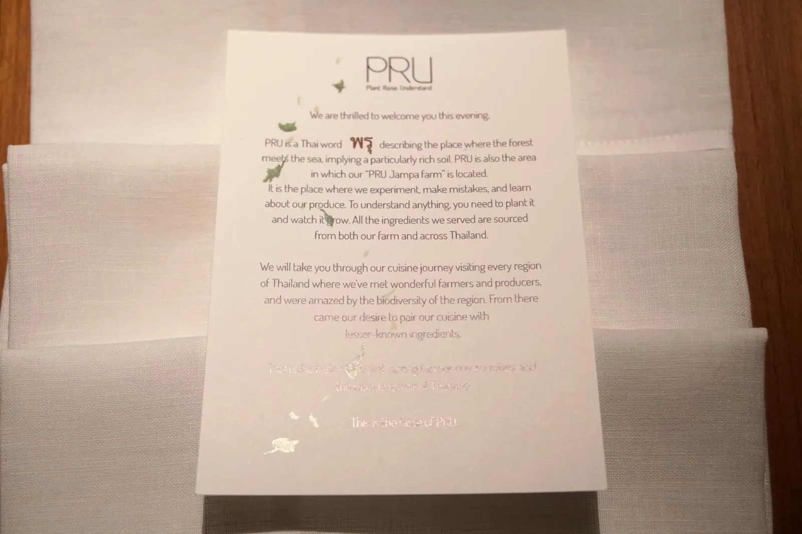 อาหารที่นี่นำเสิร์ฟออกมาในสไตล์ European ลูกค้าสามารถเลือกทาน Tasting Menu ชื่อว่า PRU EXPERIENCE ซึ่งจะมีให้เลือกระหว่าง 5 คอร์สราคา 4,500++ และ 7 คอร์สราคา 5,500++ ทั้งสองแบบมีคอร์สย่อยที่แตกต่างกันออกไป (ฉะนั้นหากไปทานกัน 2 คนสามารถสั่ง Set Menu คนละแบบได้) นอกจากนี้เชฟ Jimmy ยังมีคอร์สพิเศษนอกเมนูสำหรับเซอไพรส์ลูกค้าทุกคนอีกด้วย
