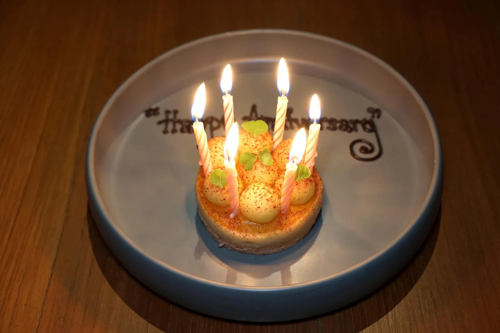 Calamansi Cake ใครที่มาเฉลิมฉลองโอกาสพิเศษกับทางร้านจะได้รับเค้กส้มคาลามานซี่ เนื้อด้านในเป็นครีมมูสรสเลิศ ด้านบนเป็นเมลอนพร้อมเทียนใส่มาดูน่ารักและยังอร่อยด้วย (16/20)
