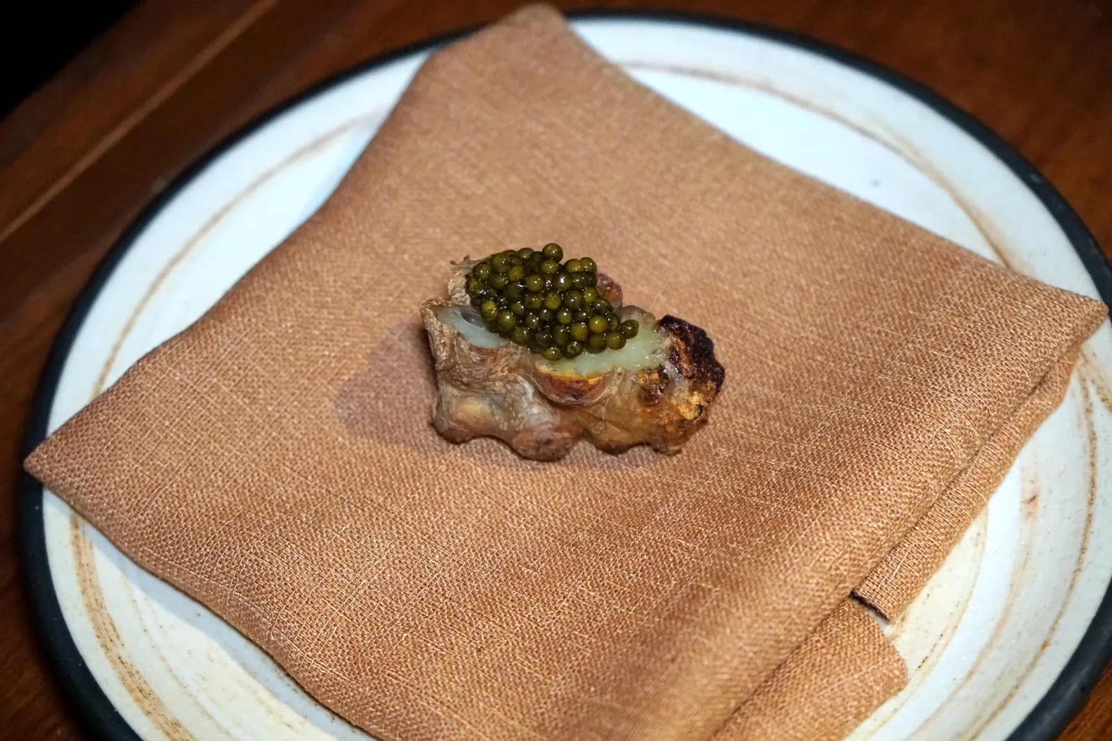 We rediscover the lesser known treasures of Hua Hin Sun choke and caviar ปิดท้ายด้วยองค์ประกอบของ Spring Onion, Spring Onion Oil และเห็ด Portobello อบแห้งทอปไว้ด้านบนอีกครั้งหนึ่ง (18/20)