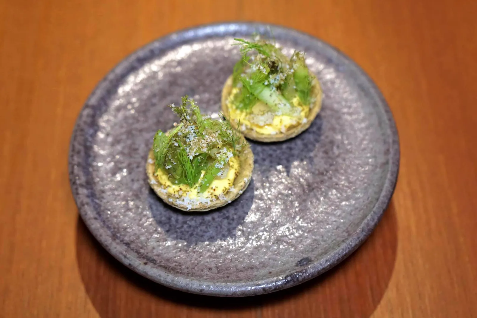 Plant. Grilled green asparagus and Dutch piccadilly อย่างเเรกคือ P ที่ย่อมาจากคำว่า Plant. เป็น “หน่อไม้ฝรั่งย่าง” เสิร์ฟกับครีมดัตช์พิคคาดิลลี่ทำมาจาก pickled จำพวกหอมใหญ่ดองหรือแตงกวาดองให้รสเปรี้ยวนิดๆช่วยกระตุ้นความอยากอาหาร องค์ประกอบที่เป็นเเตงกวาดองกรอบ มีกลิ่นเเตงกวาเพียงเบาๆ ไม่เหม็นเขียวชนิดที่คนไม่ชอบเเตงกวาก็ทานได้ ด้านบนทอปด้วย Dried smoked mackerel หรือปลาทูตากแห้งรมควันให้รสชาติเค็มอุมามิ ทั้งยังส่งอโรมาความหอมเย้ายวนชวนทานสุดๆ คำแรกนี้ว้าวมากๆ ไม่น่าเชื่อว่าองค์ประกอบอย่างปลาทูเเละเเตงกวาดองจะทำออกมาได้ดีขนาดนี้ (18/20)