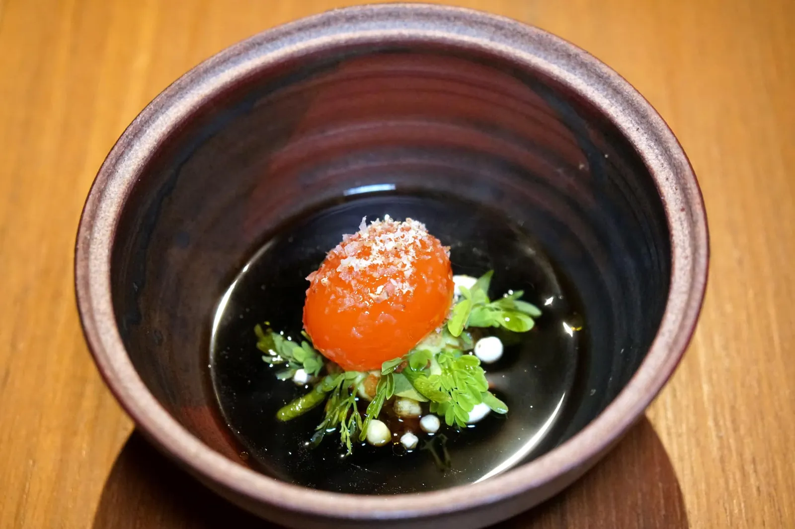 Inspired by a Chaiya treat, sourced at Pru Jampa Pickled duck egg ส่วนพระเอกของจานคือไข่เค็มไชยาที่ได้จากการนำไข่เป็ดไปเเช่น้ำเกลือนาน 3 สัปดาห์ คัดเฉพาะส่วนไข่เเดงที่มีเนื้อสัมผัสครีมมี่เคี้ยวหนึบคล้ายเจลลี่มาใช้ พนักงานเล่าให้ฟังว่าเชฟใช้เวลานานถึง 2 ปีในการคิดค้นไข่แดงให้ได้เนื้อสัมผัสแบบนี้ ด้านล่างคือครีมมะเขือม่วง ใบมะรุม ผักแพว ใบมะขาม เห็ดเข็มทอง และเห็ดหอม ปิดท้ายด้วยการขูดหอยเป๋าฮื้อภูเก็ตรมควันไว้ที่ด้านบนช่วยเพิ่มกลิ่นเเละความหอมให้เด่นชัดมากยิ่งขึ้น (17/20)