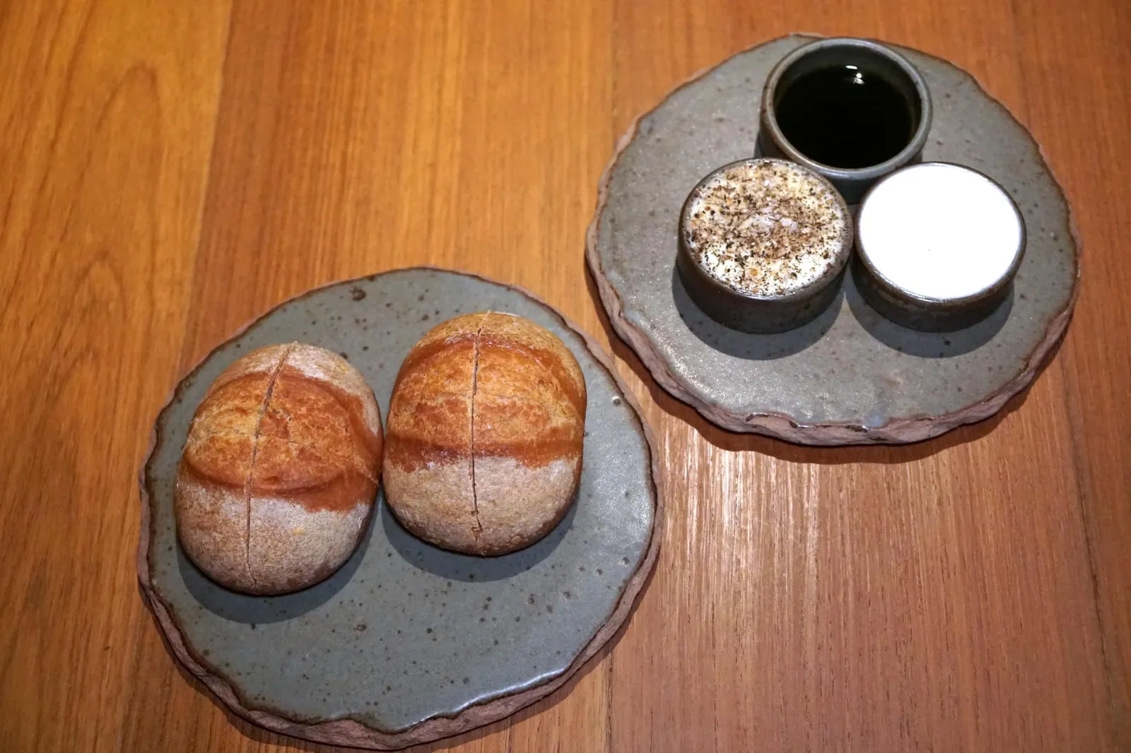 White sourdough bread Caramelized butter, smoked butter and Thai basil oil ขนมปังที่นี่อบกันสดๆใหม่ๆก่อนนำเสิร์ฟลูกค้า ผิวด้านนอกค่อนข้างแข็งมากไปนิด เนื้อด้านในนุ่ม ฟู อร่อยไม่เบา ทีเด็ดอยู่ที่เนย 2 ชนิด คือเนยธรรมดาและเนยรมควันทอปด้านบนด้วยผงตะไคร้และพริกไทย นอกจากนี้ยังมีน้ำมันโหระพาให้เป็นตัวเลือกอีกด้วย