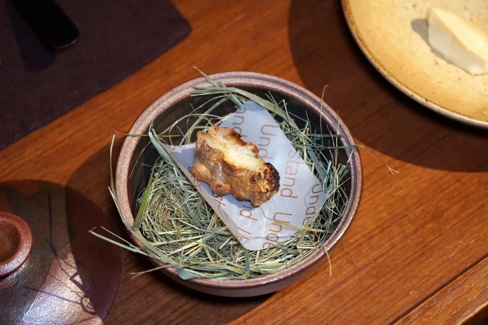 We rediscover the lesser known treasures of Hua Hin Sun choke and caviar เริ่มจากการนำแก่นตะวันไปอบเกลือก่อนเพื่อให้บริเวณผิวถูกดึงน้ำออกไปจนมีชั้นความกรอบนิดๆ (18/20)