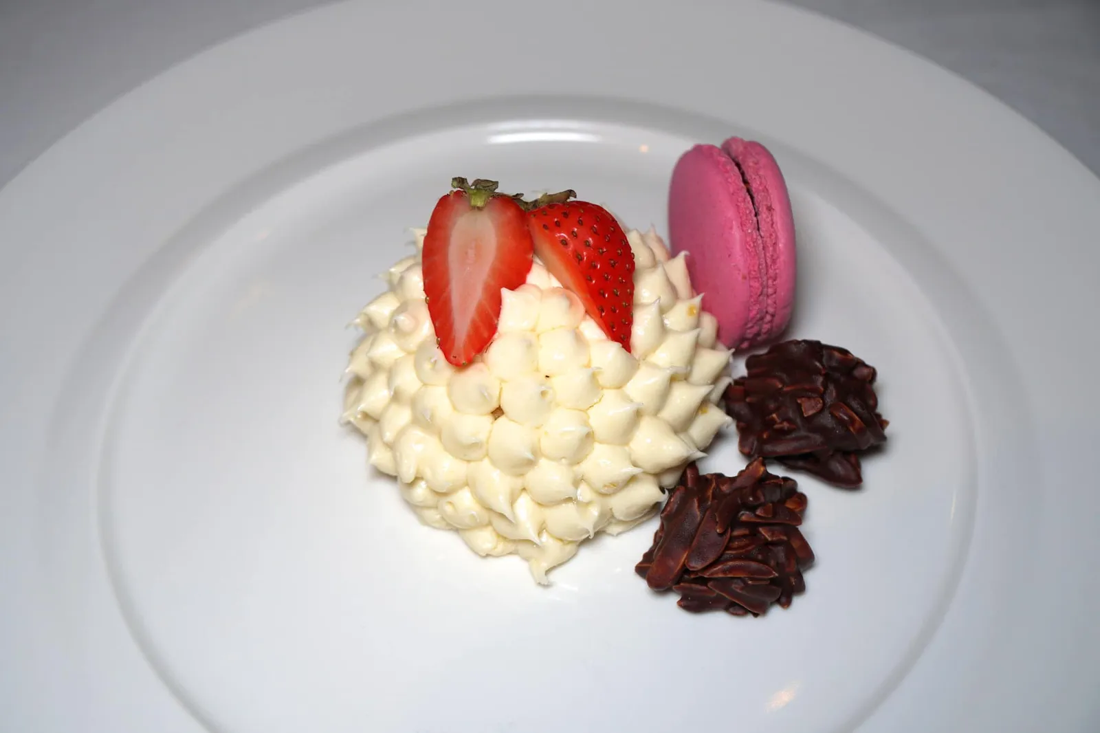 COMPLIMENTARY CAKE ใครที่ไปฉลองโอกาสสำคัญกับทางร้านให้แจ้งตอนจองหรือแจ้งล่วงหน้าก่อนไป 1 วัน เพื่อรับเค้กสมนาคุณจาก Pastry chef ทางโรงแรม วันนี้เราได้ทานเป็นเค้กส้ม ด้านบนทอปด้วยมาการองและช็อกโกแลต