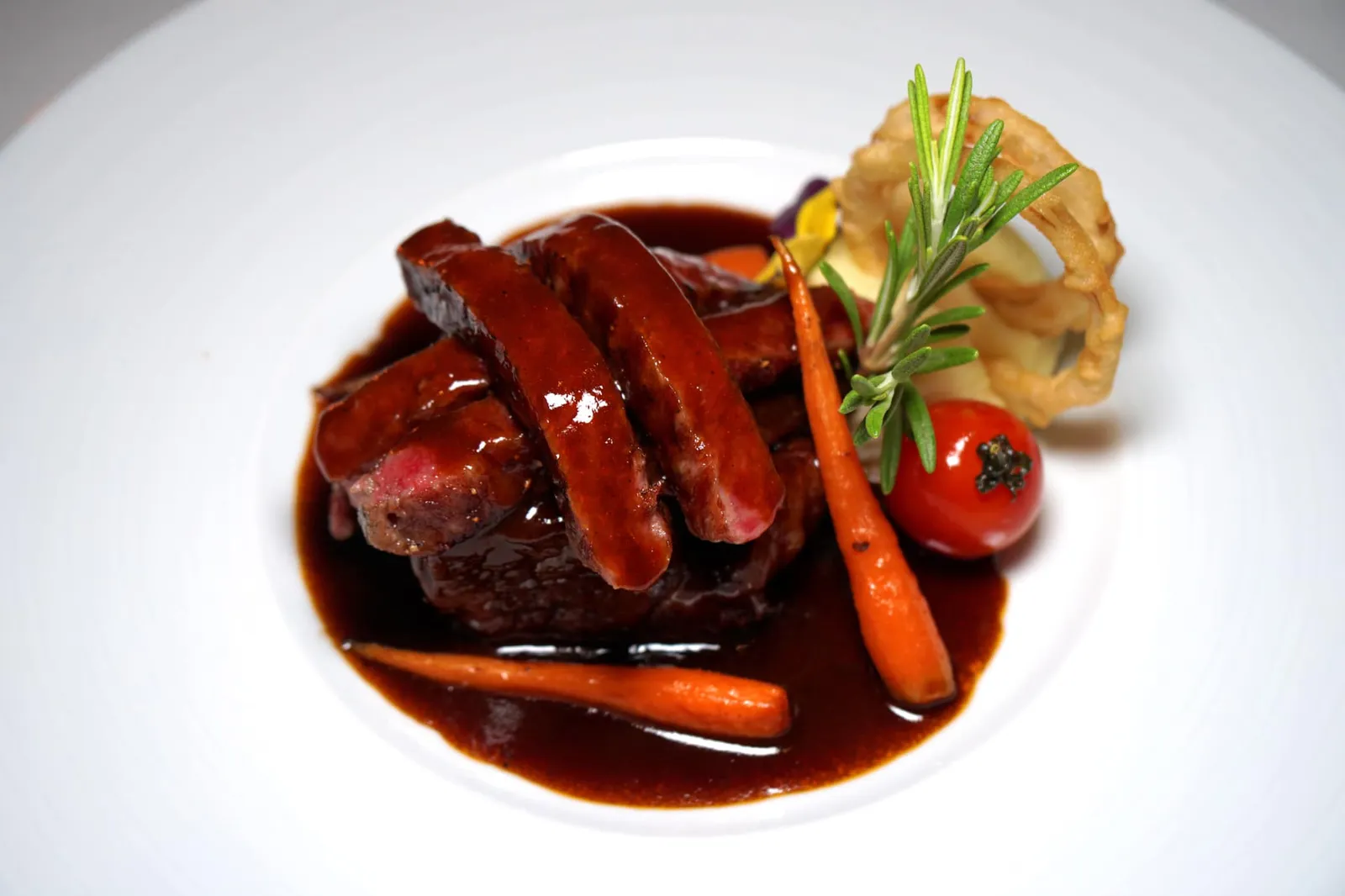 DUET OF BEEF Grilled Stockyard Wagyu Beef Strip loin Kiwami | 24-hour braised short rib | Carrot fondant | Mashed potato | Rosemary jus สำหรับเมนคอร์สอย่างแรกเป็น “ดูเอท ออฟ บีฟ” หรือเนื้อวัวนำเสิร์ฟมา 2 ส่วน เริ่มจากด้านล่างเป็นเนื้อส่วน Short rib ที่ผ่านการตุ๋นนานถึง 24 ชั่วโมงจนเปื่อยนุ่ม มีกลิ่นเฉพาะตัวของเนื้อวัวค่อนข้างเด่นชัด ส่วนด้านบนคือเนื้อ Stockyard Wagyu Striplion Kiwami Marble Score 9 หรือเนื้อวัววากิวคิวามินำเข้าจากรัฐควีนส์แลนด์เสิร์ฟมาที่ความสุกระดับมีเดียม แม้จะเป็นเนื้อวัวจากประเทศออสเตรเลียแต่ด้วยความที่เป็นสายพันธุ์วากิวจึงมีอัตราส่วนไขมันค่อนข้างสูง มีความนุ่มจนแทบจะละลายในปาก ราดด้วยซอส Rosemary jus เข้มข้น ทานกับผักเคียงคือ Carrot fondant, mashed potato และ Onion rings (15/20)