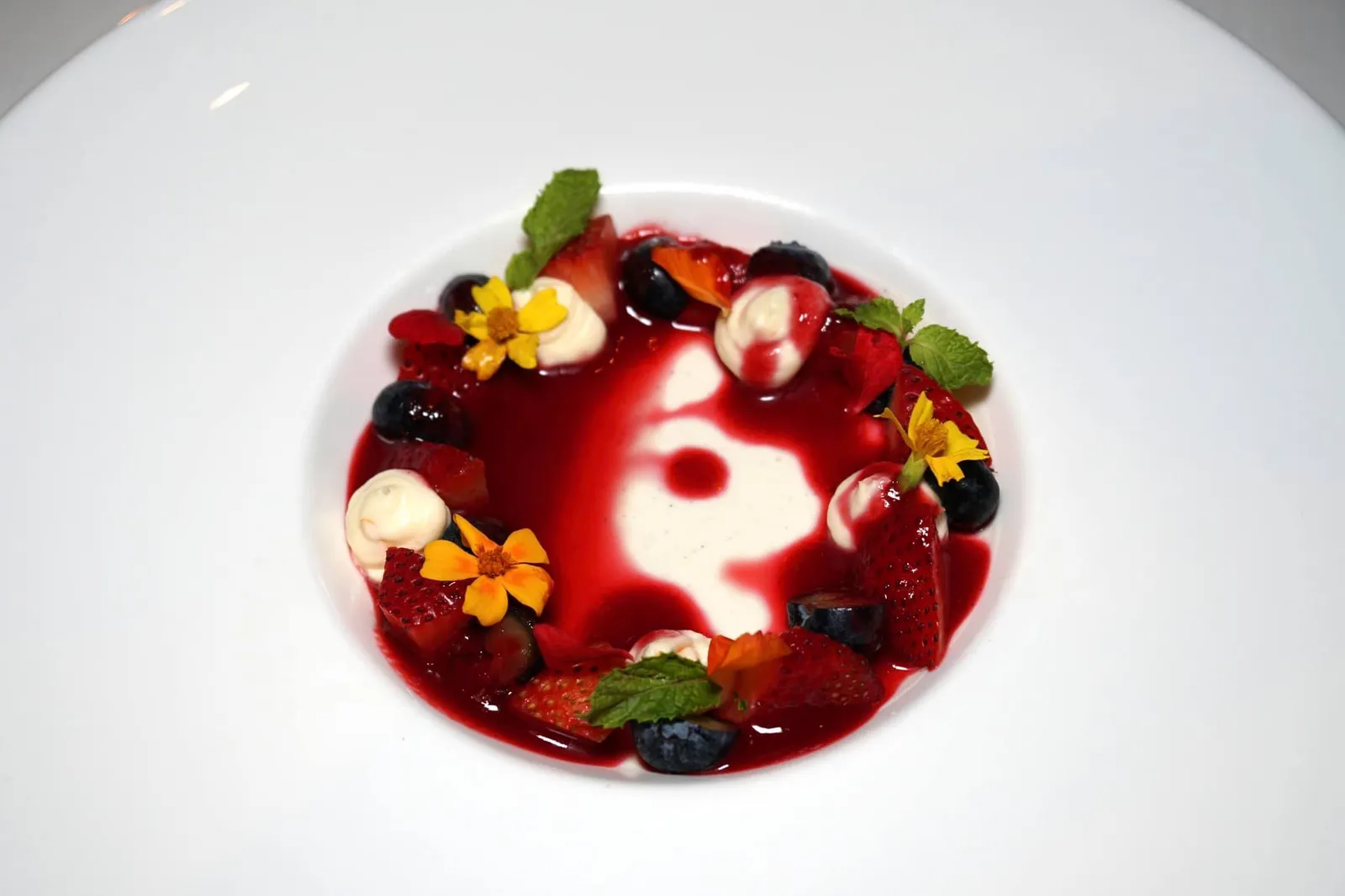 SLOW COOKED PANNA COTTA Fresh raspberries | raspberry coulis อีกจานหนึ่งคือพานาคอตต้าเนื้อนุ่ม หอม หวาน ดีงามตามมาตรฐาน ส่วนด้านบนจะราดด้วยซอสราสเบอร์รี่รสเปรี้ยว ทั้งยังมีผลเบอร์รี่ต่างๆให้ทานสลับกันไปอีกด้วย (13/20)