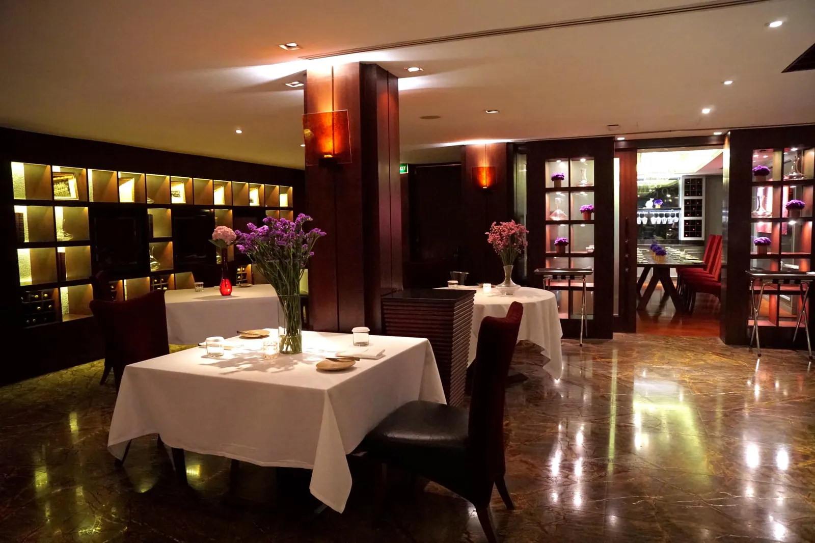 Fireplace Grill & Bar เป็นห้องอาหาร Meat and Grills สไตล์ฝรั่งเศสซึ่งเปิดทำการมาตั้งแต่ปี 1966 หรือกว่า 56 ปีก่อน ส่วนเหล่า Foodies ขอแนะนำให้เลือกนั่งใกล้ครัวแบบเปิดซึ่งสามารถมองเห็นทีมเชฟผลัดกันจัดเตรียมอาหารเพื่อนำเสิร์ฟตลอดเวลา ส่วนใครที่มาเป็นกลุ่มก็มีห้องแยกให้บริการเพื่อความเป็นส่วนตัว