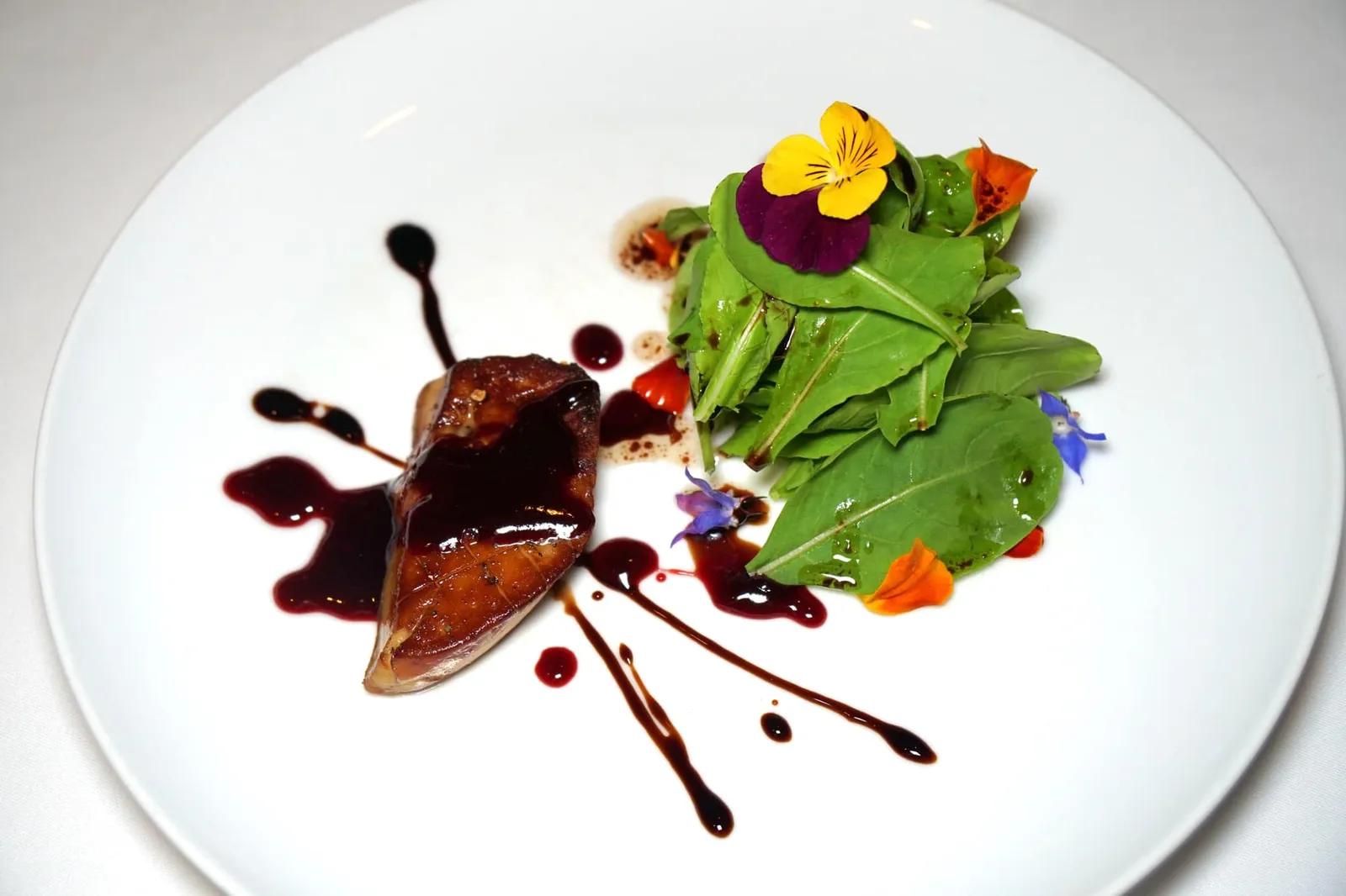 PAN-ROASTED FOIE GRAS Rougié foie gras | Rocket salad | Raspberry reduction เริ่มต้นด้วย Signature Appetizer ของร้านอย่าง “รูจิเย่ฟัวกราส์” หรือตับห่านแบรนด์รูจิเย่ซึ่งเป็นผู้ผลิตและส่งออกฟัวกราส์คุณภาพสูงอันดับ 1 ของโลกจาก Sarlat เมืองยุคกลางในแคว้น Perigord ของประเทศฝรั่งเศส เชฟเสิร์ฟมาในระดับที่สุกกำลังดี เนื้อด้านในมีความหอม มัน ครีมมี่ ด้านบนคือซอสราสเบอร์รี่ที่ผ่านการรีดัคชั่นจนงวดให้รสหวานอมเปรี้ยวเข้มข้นตัดกันกับความมันของตับห่าน ฝั่งขวามือคือสลัดผักร็อคเก็ตกรอบๆ ราดด้วย Balsamic olive oil ทำหน้าที่แทนวินิแกรตให้ความมันและรสชาติออกเปรี้ยวเบาๆ จานนี้หากสั่งเป็นเมนู À La Carte จะมีราคาอยู่ที่ 950 บาทแต่จะได้ตับห่านมา 2 ชิ้น ถือเป็นจานคลาสสิคที่ไม่ซับซ้อนแต่ทุกองค์ประกอบทำออกมาได้อย่างเพอร์เฟค (14/20)