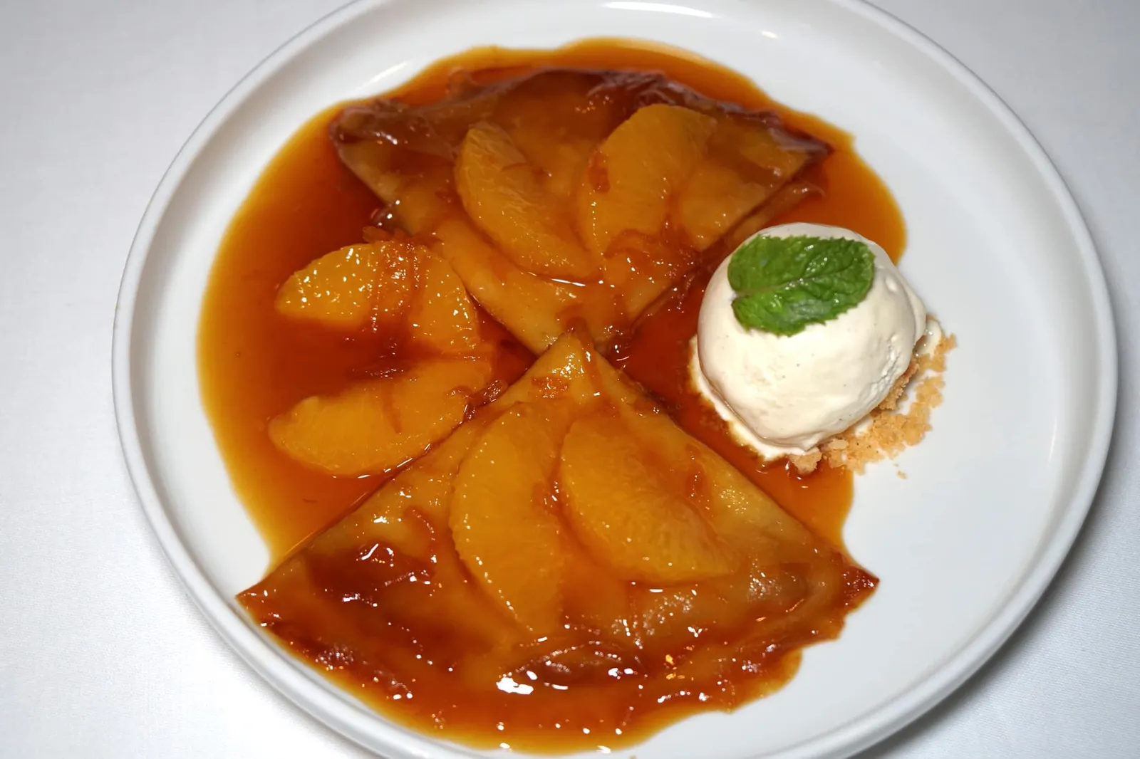 CLASSIC CREPES SUZETTE (450++) Vanilla ice cream | Orange segments | Cointreau | Martell VSOP ในที่สุดเราก็ได้อาหารหวานที่คลาสสิคและมีชื่อเสียงที่สุดในบรรดาอาหารฝรั่งเศสทั้งหมด และยังเป็น Signature Dessert ของร้าน Fireplace Grill & Bar อีกด้วย เนื้อแป้งนุ่ม ทานแล้วได้รสหวานอมเปรี้ยวจากซอสส้มตามด้วยรสขมเบาๆจากผิวส้มเชื่อม น้ำซอสเข้มกำลังดีไม่มากจนเกินไป ข้างกันคือไอศกรีมวานิลลารสหวานและครัมเบิ้ลกรอบทานสลับกันกับเครปอุ่นๆลงตัวเป็นที่สุด (15/20)