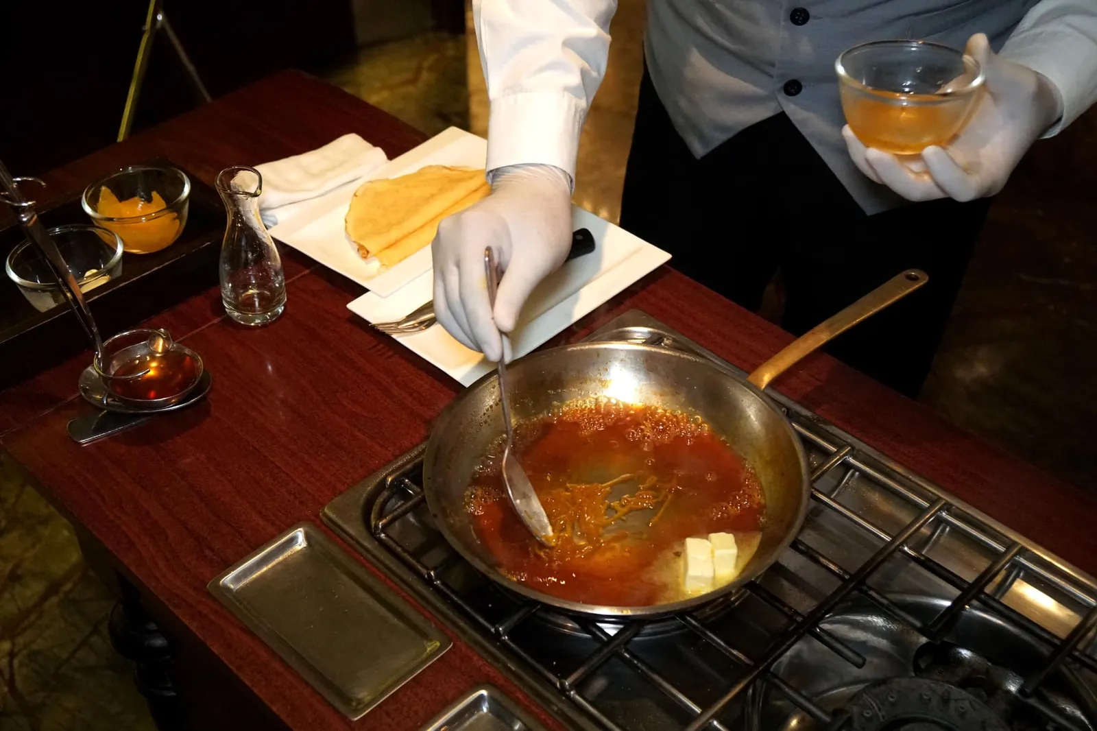 CLASSIC CREPES SUZETTE (450++) Vanilla ice cream | Orange segments | Cointreau | Martell VSOP สูตรของที่นี่ได้เปลี่ยนจากเหล้า Grand Marnier แบบดั้งเดิมมาใช้เป็น Martell VSOP ซึ่งเป็นคอนยัคผสมเข้ากับ Cointreau ลดไฟลง ใส่เนยจืดลงไป (15/20)