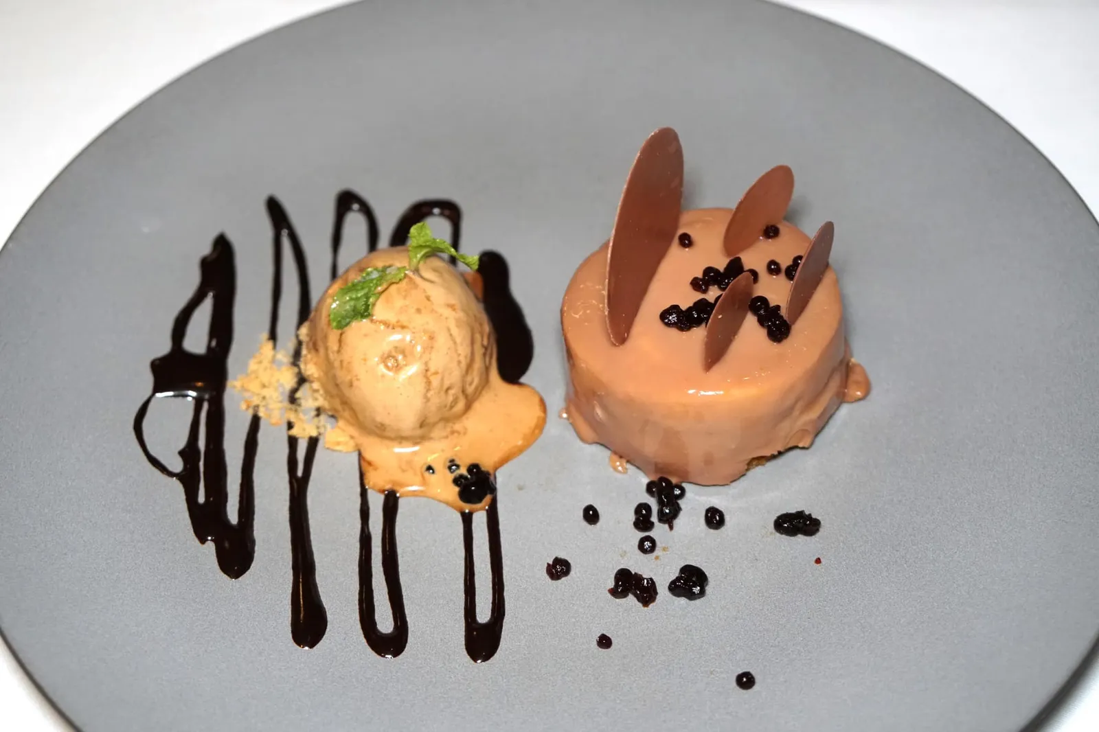 COFFEE FLAVOUR MASCARPONE MOUSSE Coffee ice cream สำหรับขนมหวานอย่างแรกคือมูสมัสคาโปเน่รสกาแฟเนื้อนุ่ม เนียน ทานคู่กับไอศกรีมกาแฟราดซอสช็อกโกแลตที่อยู่ข้างกัน ความพิเศษของจานนี้คือการคัดเลือกกาแฟคุณภาพสูงจากแคว้น Veneto ประเทศอิตาลีมาใช้ ทำให้ตัวมูสมีความหอมและกลมกล่อมกว่าที่พบเจอได้ทั่วไป (13/20)