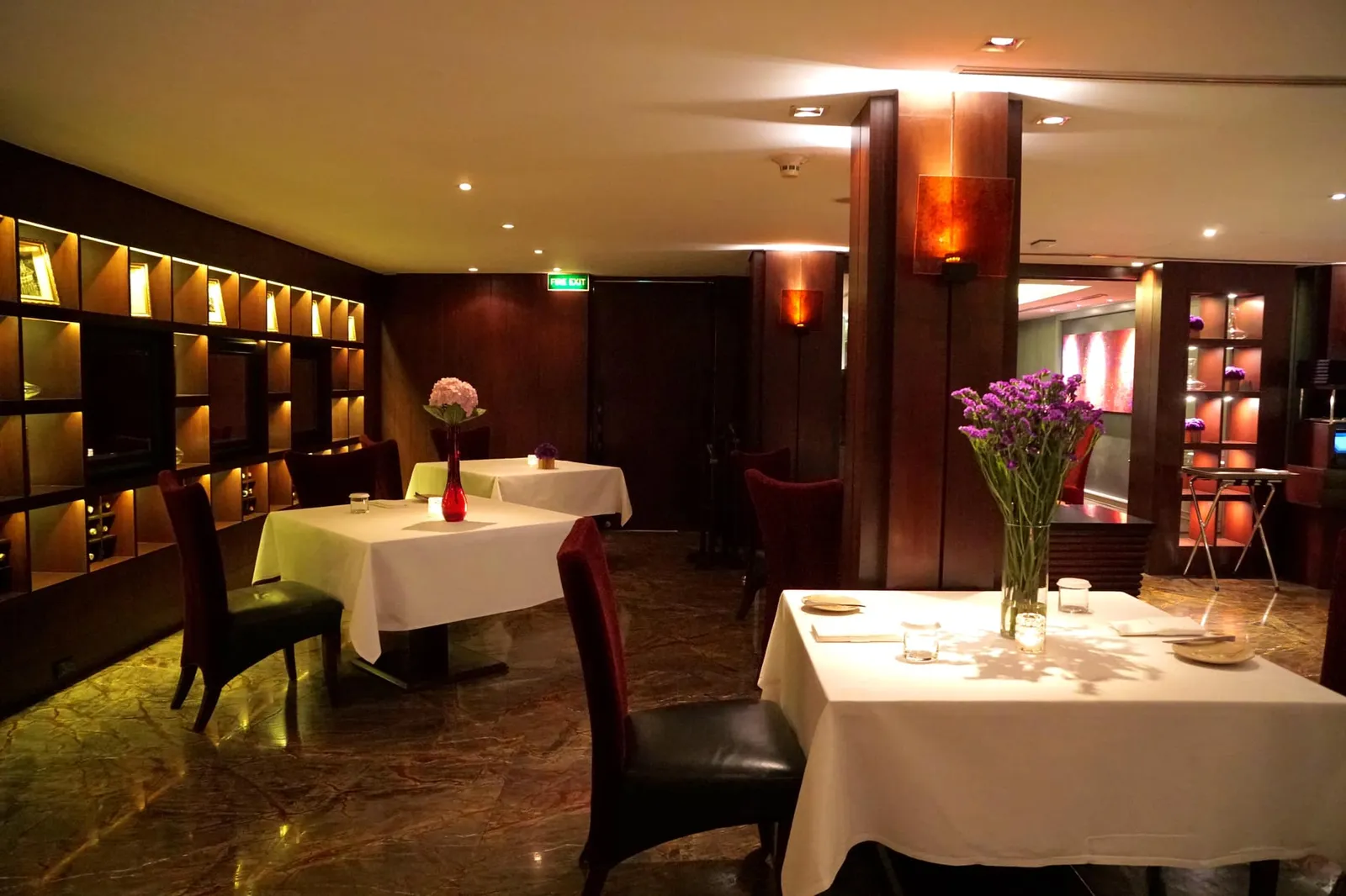 ตัวร้านตั้งอยู่ที่ชั้นใต้ดินของโรงแรม InterContinental Bangkok ใจกลางย่านราชประสงค์ ภายในตกแต่งอย่างหรูหราราวกับถอดแบบมาจากห้องอาหารชั้นสูงในยุโรป