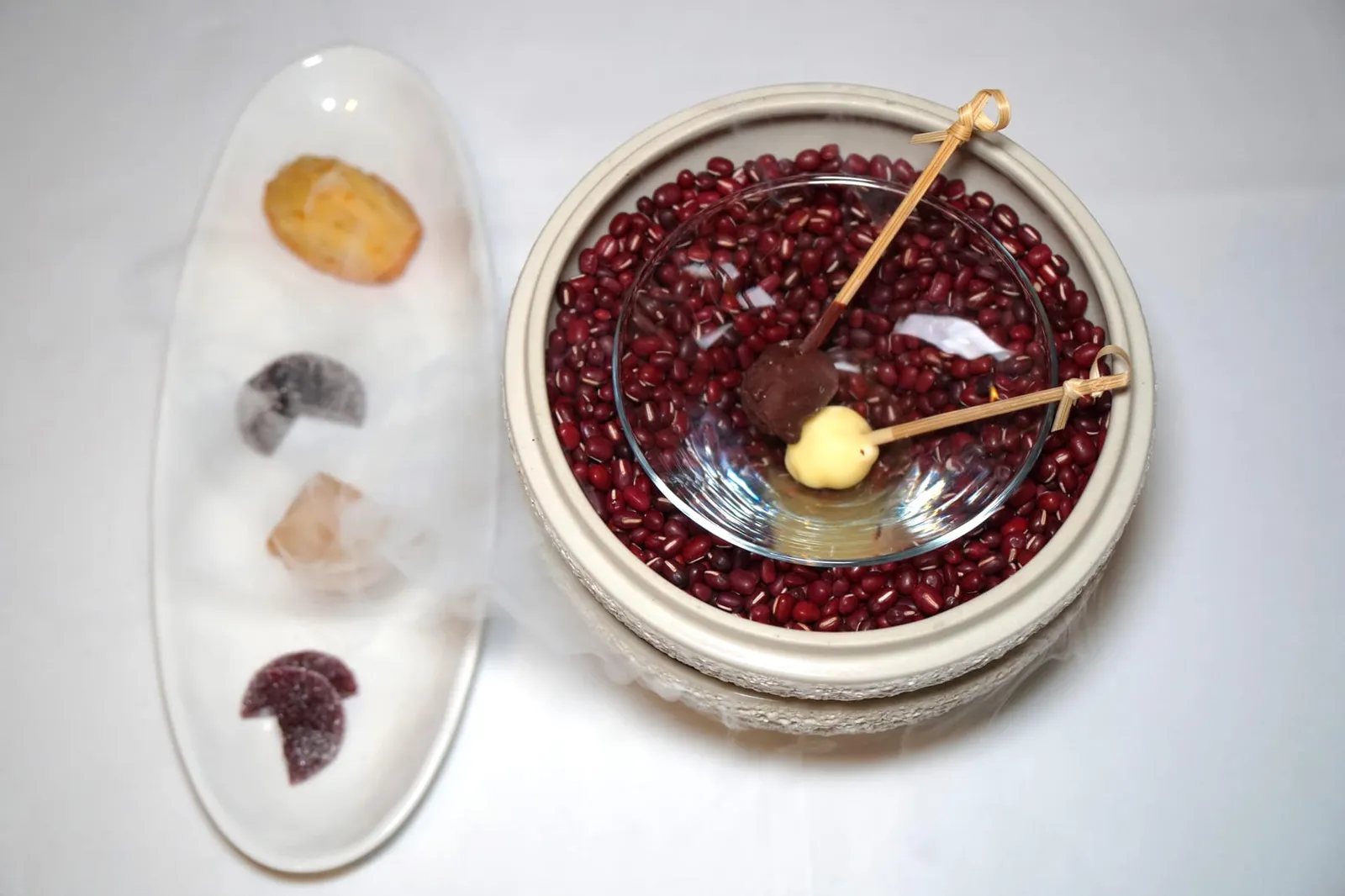 FIREPLACE PETIT FOUR ปิดท้ายมื้ออาหารด้วยเปอตีโฟว์ประกอบไปด้วย Financier, Madeleine, Blackberry & raspberry jelly และ White and Dark chocolate ที่ข้างเป็นไอศกรีมเย็นชื่นใจ (12/20)