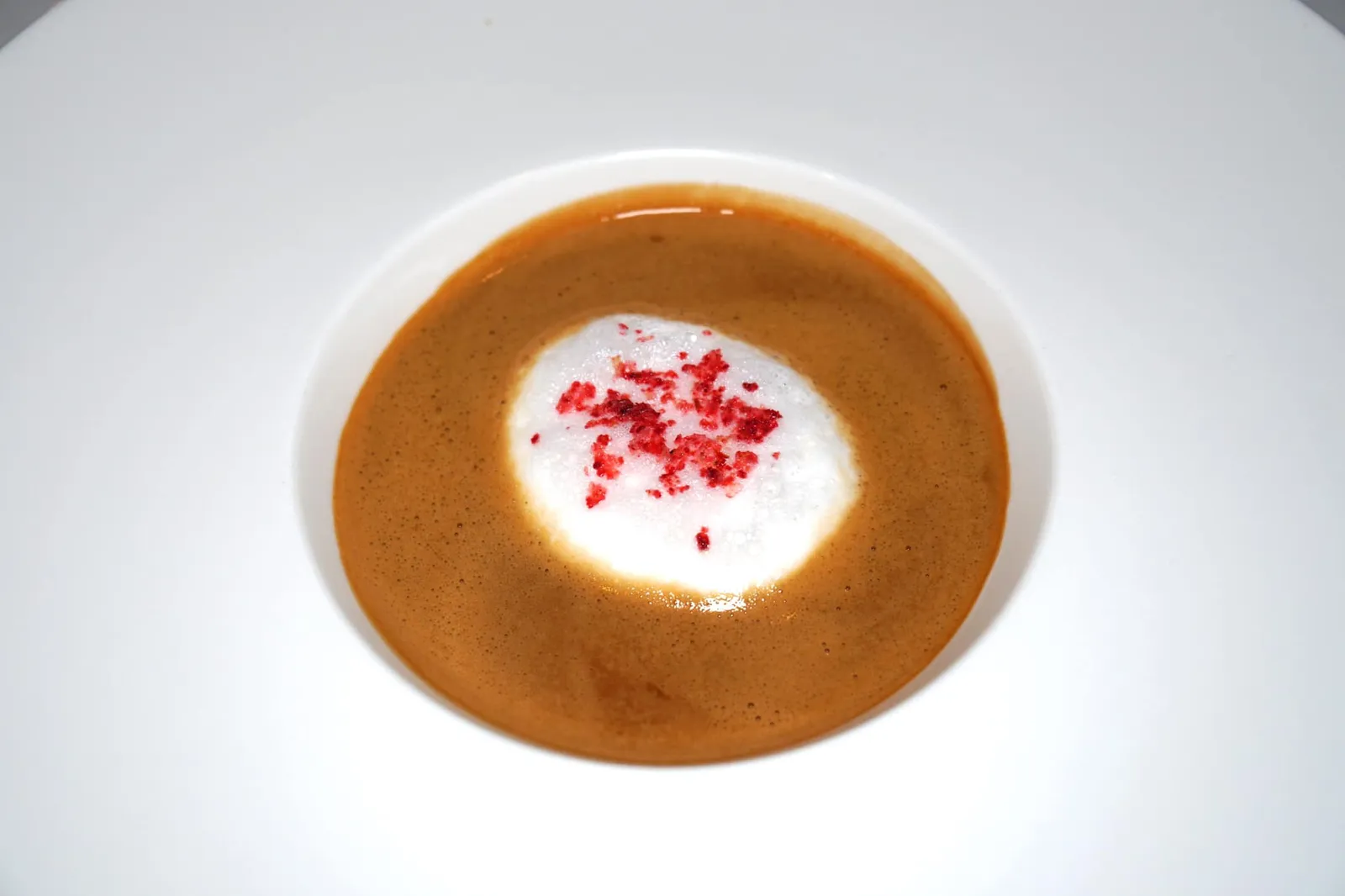 LOBSTER BISQUE Brandy | Latte foam ถัดมาคือ “ซุปข้นกุ้งล็อบสเตอร์” โดยสูตรของทางร้านต้องบอกเลยว่ารสชาติค่อนข้างเข้มข้น ตัวซุปจะมีกลิ่นของมันกุ้งล็อบสเตอร์เมืองเมนนำเข้าจากประเทศอเมริกา เสริมด้วยกลิ่นเฉพาะตัวของบรั่นดีเพียงเบาๆ มีรสชาติออกเค็มนำตามด้วยรสขมกำลังดี ด้านบนคือโฟมลาเต้ซึ่งเข้ากันได้ดีกับกลิ่นของมันกุ้ง สุดท้ายคือครัมเบิ้ลมะเขือเทศที่จะช่วยเพิ่มมิติทางรสชาติได้เล็กน้อย (13/20)