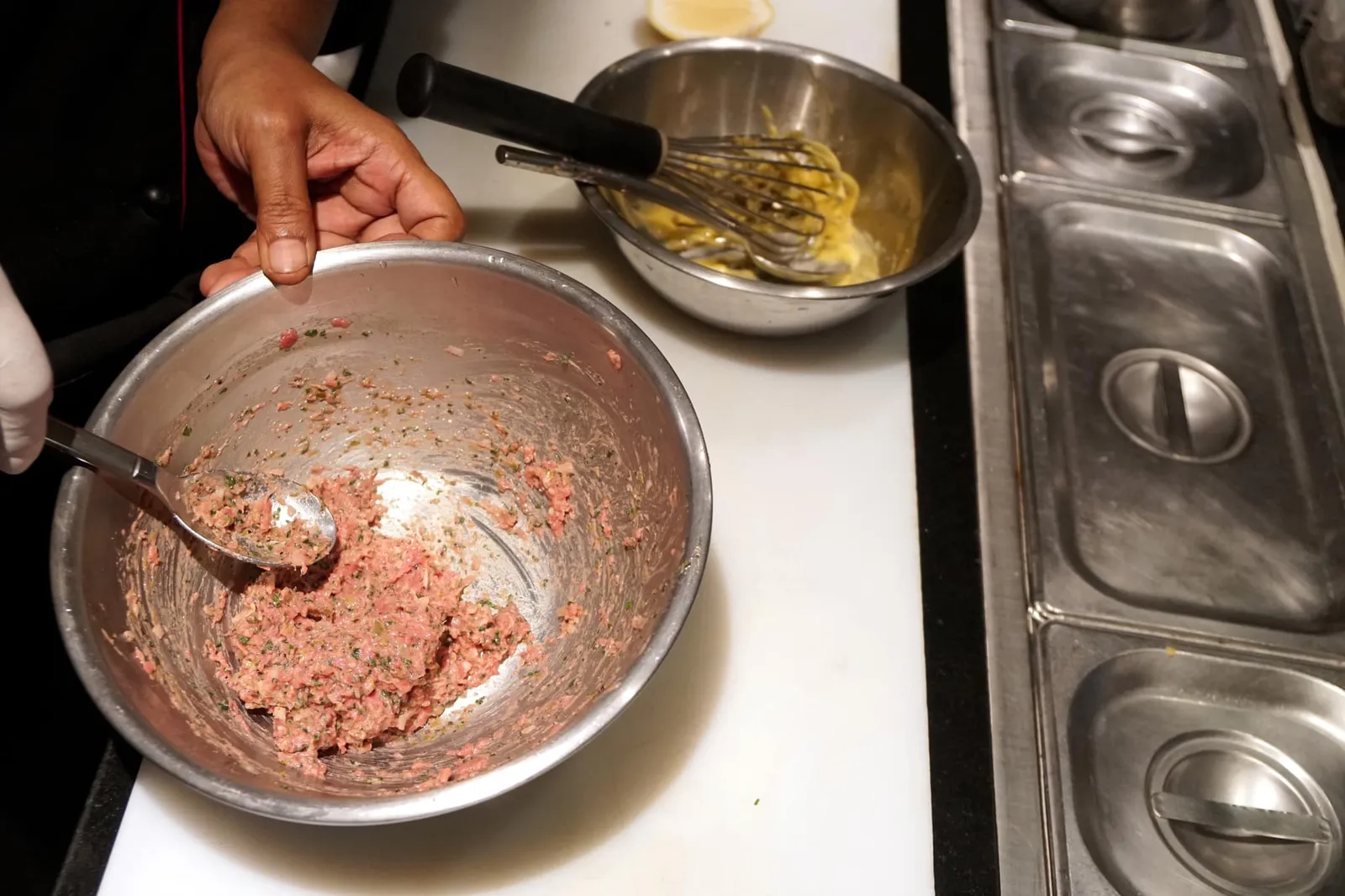HAND-CHOPPED BEEF TARTARE (750++) Our version of the tartare | Egg yolk | Cornichon | Shallots | Green olives คั่นกลางด้วยเมนู À La Carte ที่เราสั่งแยกมาทานต่างหากคือทาทาร์สูตรพิเศษดั้งเดิมของร้าน Fireplace Grill and Bar เชฟจะเริ่มต้นด้วยการนำเนื้อวัวนำเข้าจากรัฐควีนส์แลนด์ประเทศออสเตรเลียมาสับจนละเอียด ใส่หอม แตงกวาดอง พิกเกิลด์หรืแผักดอง เคเปอร์ ใบพาสลีย์ เกลือ พริกไทยดำบดละเอียด ปิดท้ายด้วยการเหยาะบรั่นดีลงไปเล็กน้อย จากนั้นปรุงรสด้วยซอสทาบาสโก้ ซอสเปรี้ยววูตเตอร์ลีแอนด์เพอร์ริน และน้ำมะนาวอีกนิด คลุกให้เข้ากันเป็นอันเสร็จ ส่วนอีกฝั่งหนึ่งเชฟตีไข่แดงเข้ากับมัสตาร์ดและน้ำมันมะกอกเพื่อเตรียมทำเป็นซอส (14/20)