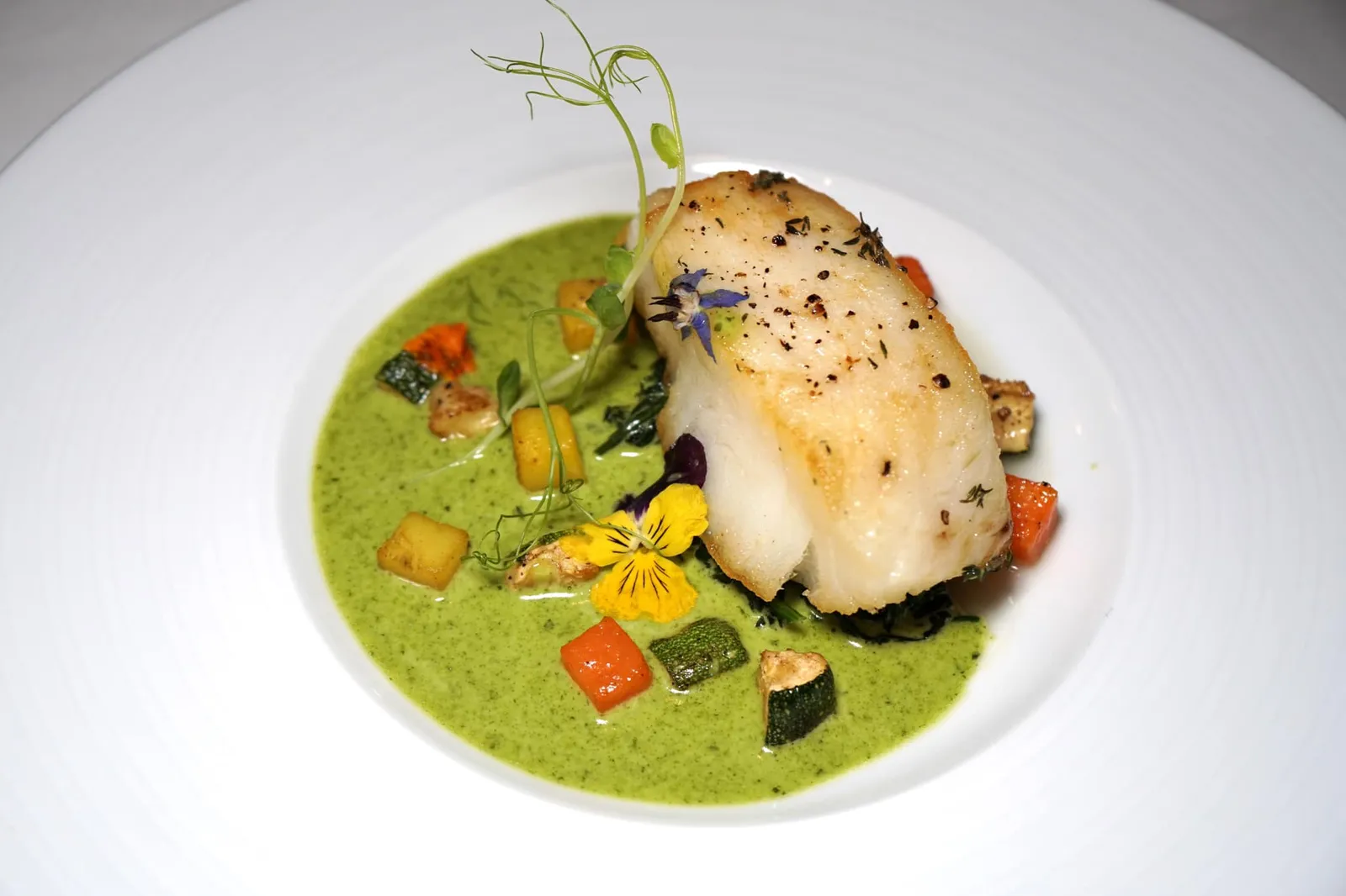 PAN-SEARED SNOW FISH Saffron roasted vegetable | Spinach cream sauce หรือจะเลือกทานเป็นจานปลา South Atlantic Ocen Snow Fish นำเข้าจากหมู่เกาะ Falkland ทางตอนใต้ของทวีปอเมริกาใต้ เชฟนำไปแพนเซียจนมีระดับความสุกที่เพอร์เฟค เนื้อปลานุ่ม หอม ใช้ลิ้นดันเบาๆก็ขาด ทานคู่กับซอสครีมผักโขมที่มีความครีมมี่พอเหมาะ ไม่เลี่ยน และผักในสวนนานาชนิดที่ผ่านการคลุกเคล้ากับหญ้าฝรั่นแล้วย่างจนสุก แต่ละชนิดก็จะมีเนื้อสัมผัสที่แตกต่างกุนออกไป อร่อยมากๆ (15/20)