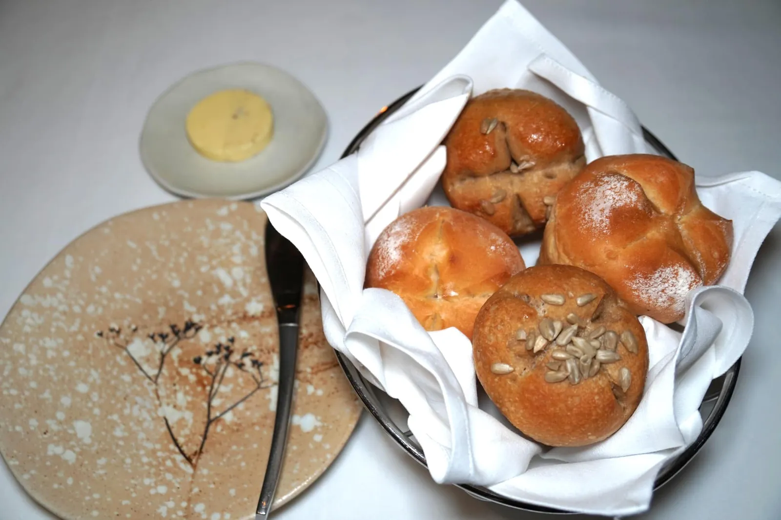 BREAD Rye bread | Ciabatta ขนมปังที่นี่เค้าทำออกมาดีมากๆชนิดที่ว่ามาทีไรก็ทานหมดจนต้องขอเพิ่มตลอด วันนี้ทางร้านนำเสนอขนมปัง 2 แบบคือ White Bread หรือ Ciabatta เนื้อนุ่ม ฟู ทานง่าย อีกชนิดหนึ่งคือ Farmer Bread หรือ Rye Bread ซึ่งมีธัญพืชอยู่ด้วย ส่วนเนยก็มีให้เลือก 2 แบบคือ Plain Butter หรือเนยจืดและ Homemade Truffle Butter หรือเนยที่ผสมทรัฟเฟิลลงไปจนหอม มัน เข้ากันดีกับขนมปังมากๆ