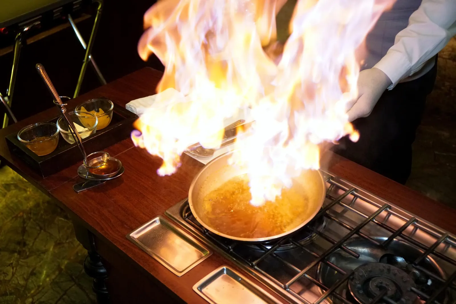CLASSIC CREPES SUZETTE (450++) Vanilla ice cream | Orange segments | Cointreau | Martell VSOP ขั้นตอนที่น่าตื่นตาตื่นใจที่สุดคือการใส่เหล้าลงไปเพื่อฟลอมเบจนไฟลุก ความร้อนจะทำให้แอลกอฮอล์ระเหยออกไป เหลือแต่รสชาติที่เป็นเอกลักษณ์ของเหล้านั้นๆและรสขมเบาๆของน้ำส้มที่ผ่านความร้อนเกิดเป็นมิติทางรสชาติที่ลงตัวสุดๆ (15/20)