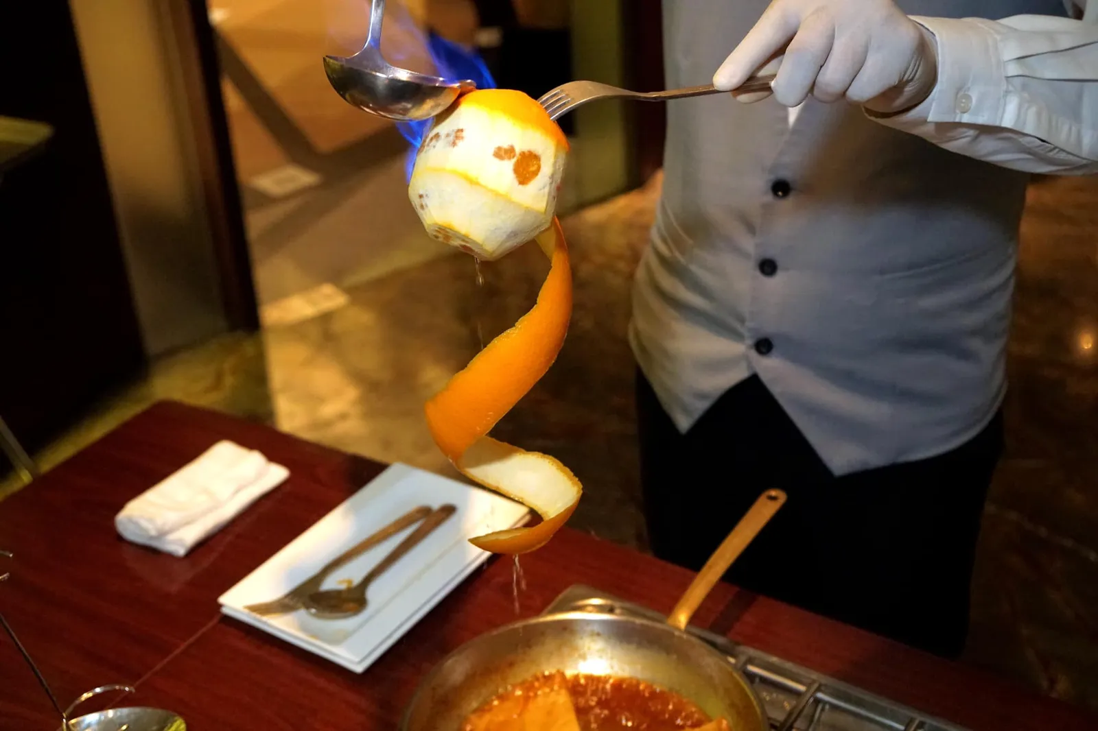 CLASSIC CREPES SUZETTE (450++) Vanilla ice cream | Orange segments | Cointreau | Martell VSOP สุดท้ายคือการจุดไฟกับเหล้าสองชนิดที่ผสมแยกไว้ ราดลงบนผิวส้มที่ฝานเป็นเกลียวเพื่อให้เหล้าชะกลิ่นจากผิวส้มลงไปในกระทะ (15/20)