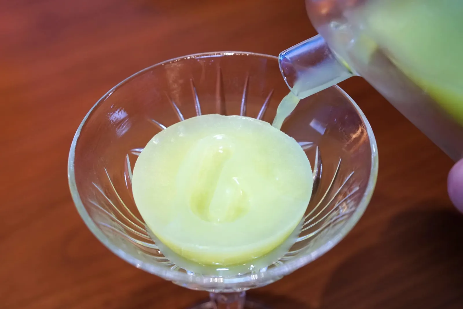 Welcome juice ก่อนเริ่มคอร์สพนักงานจะนำเสิร์ฟ Welcome Drink เป็นน้ำที่ได้จากกระบวนการ Cold-press extraction ของแอปเปิ้ลเขียว ตะไคร้ ใบไทม์ และโรสแมรี่ ส่วนตรงกลางเป็นน้ำแข็งที่ได้จากการนำน้ำสกัดไปแช่เย็น