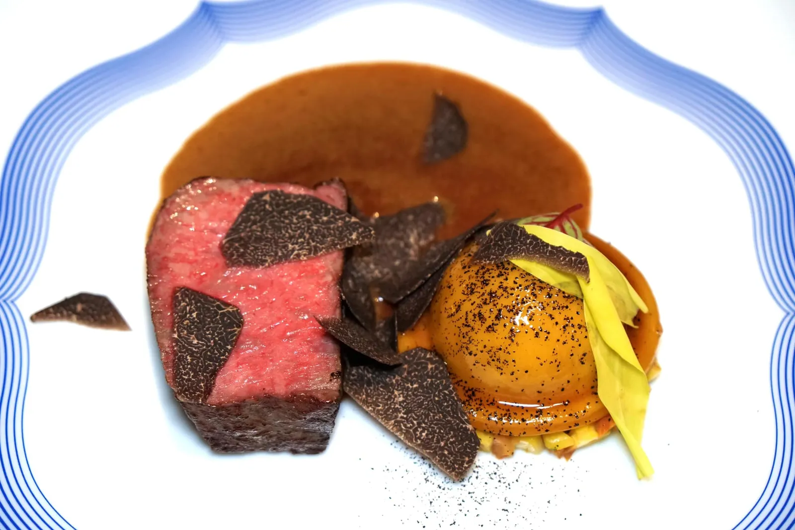 Wagyu beef, sweetcorn and black truffle Bœuf Wagyu, maïs et truffe noire เสร็จแล้วเป็นอันพร้อมทาน (16/20)