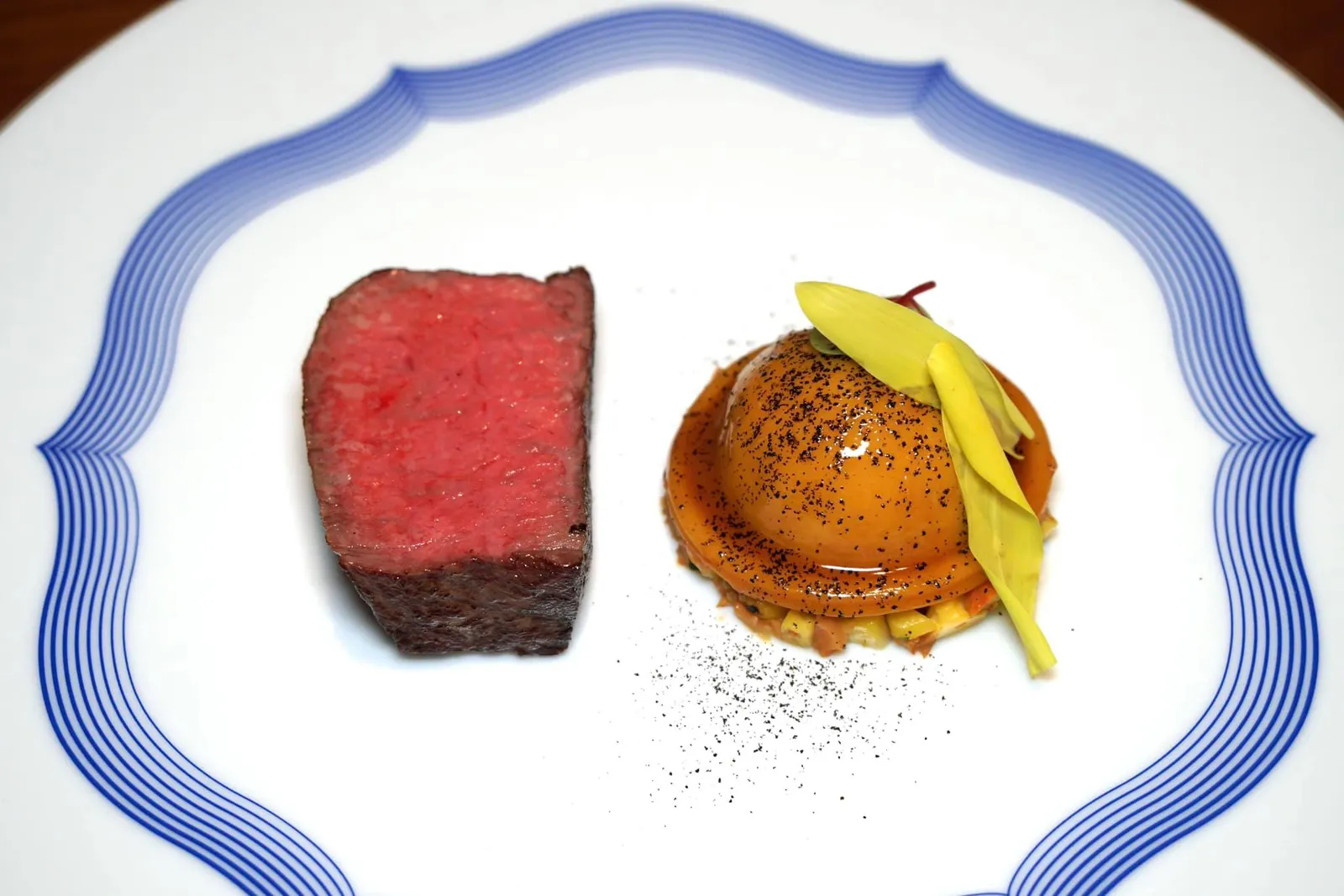 Wagyu beef, sweetcorn and black truffle Bœuf Wagyu, maïs et truffe noire ใครที่เป็นสายเนื้อห้ามพลาดจานที่ใช้วัตถุดิบหลักอย่าง “เนื้อวัวออสเตรเลียนวากิว” ส่วน Tenderloin จากฟาร์ม Ranger Valley ในรัฐ New South Wales ประเทศออสเตรเลีย เสิร์ฟเนื้อมาที่ความสุกระดับ Medium rare เพื่อรักษาความนุ่มและความฉ่ำของเนื้อวัวเอาไว้ (16/20)