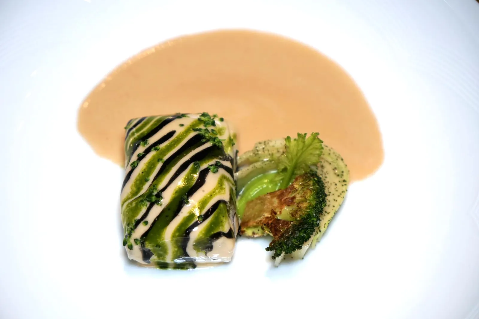 Steamed line-caught sea bass, broccoletti Bar de ligne à la vapeur, broccoletti เกร็ดความรู้เพิ่มเติมเกี่ยวกับการเตรียมปลาด้วยวิธีอิเคะจิเมะ (活け締め) เป็นเทคนิคชั้นสูงของพ่อค้าปลาญี่ปุ่นโบราณโดยการใช้เข็มเเหลมๆทิ่มเข้าไปที่ท้ายทอยของปลาเป็นๆเพื่อทำลายสมองส่วน Hindbrain และ Spinal cord จากนั้นใช้เข็มอีกอันหนึ่งเจาะเส้นเลือดที่คอให้เลือดไหลออกจากตัวจนหมดโดยเร็วที่สุดเพื่อให้ปลาตายในทันทีโดยที่เนื้อปลาไม่ถูกกระตุ้นให้เกิดการหดรัดตัวหรือ Muscle contraction ในกระบวนการ Rigor mortis หลังจากปลาตาย และไม่เกิดการดึงสารให้พลังงานอย่าง ATP ไปใช้ ในกระบวนการการหายใจระดับเซลล์แบบไม่ใช้ออกซิเจน และไม่เกิดกระบวนการสร้างกรดเเลคติคเเละแอมโมเนียออกมาเป็นผลผลิต ซึ่งกุญเเจสำคัญการการเเล่ปลาแบบอิเคะจิเมะอยู่ที่ตรงจุดนี้เองเพราะชาวญี่ปุ่นเชื่อว่าเเม้จะเป็นปลาสดที่เพิ่งตายใหม่ๆเเต่ด้วยความที่ปลาโดยเฉพาะปลาเนื้อขาวเป็นสัตว์ที่มีรสชาติของเนื้อไม่โดดเด่นทำให้ถูกรบกวนด้วยกรดเเลคติคเเละเเอมโมเนียได้ง่ายกว่าเนื้อสัตว์ชนิดอื่นๆ การเเล่ปลาแบบอิเคะจิเมะเป็นเทคนิคชั้นสูงที่ปัจจุบันได้รับความนิยมไปทั่วโลกโดยเฉพาะในห้องครัวอาหารชั้นสูงหรือ Haute cuisine ในประเทศฝรั่งเศส