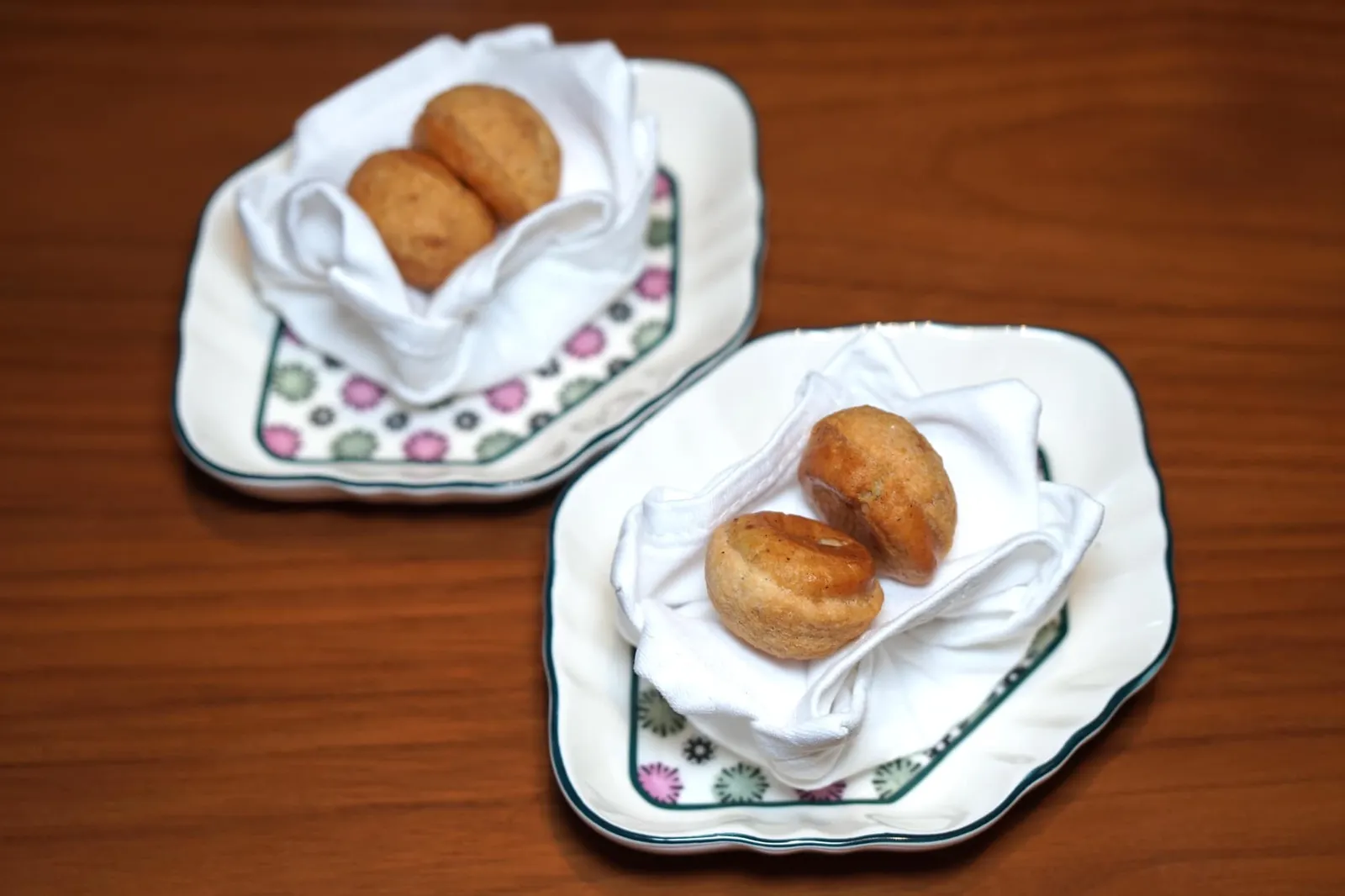 Amuse bouche Comté gougères ในภาพคือ “กอมเต้ กุแชร์” พัฟขนาดจิ๋วสูตรพิเศษของเชฟ Alain Ducasse ที่ได้จากการนำแป้ง Choux ไปผสมกับชีส Comté และพริกไทยดำ ตัวแป้งมีจุดเด่นอยู่ที่ความกรอบ มีกลิ่นหอมจากชีสชัดเจน เสิร์ฟมาขนาดพอดีคำ (14/20)