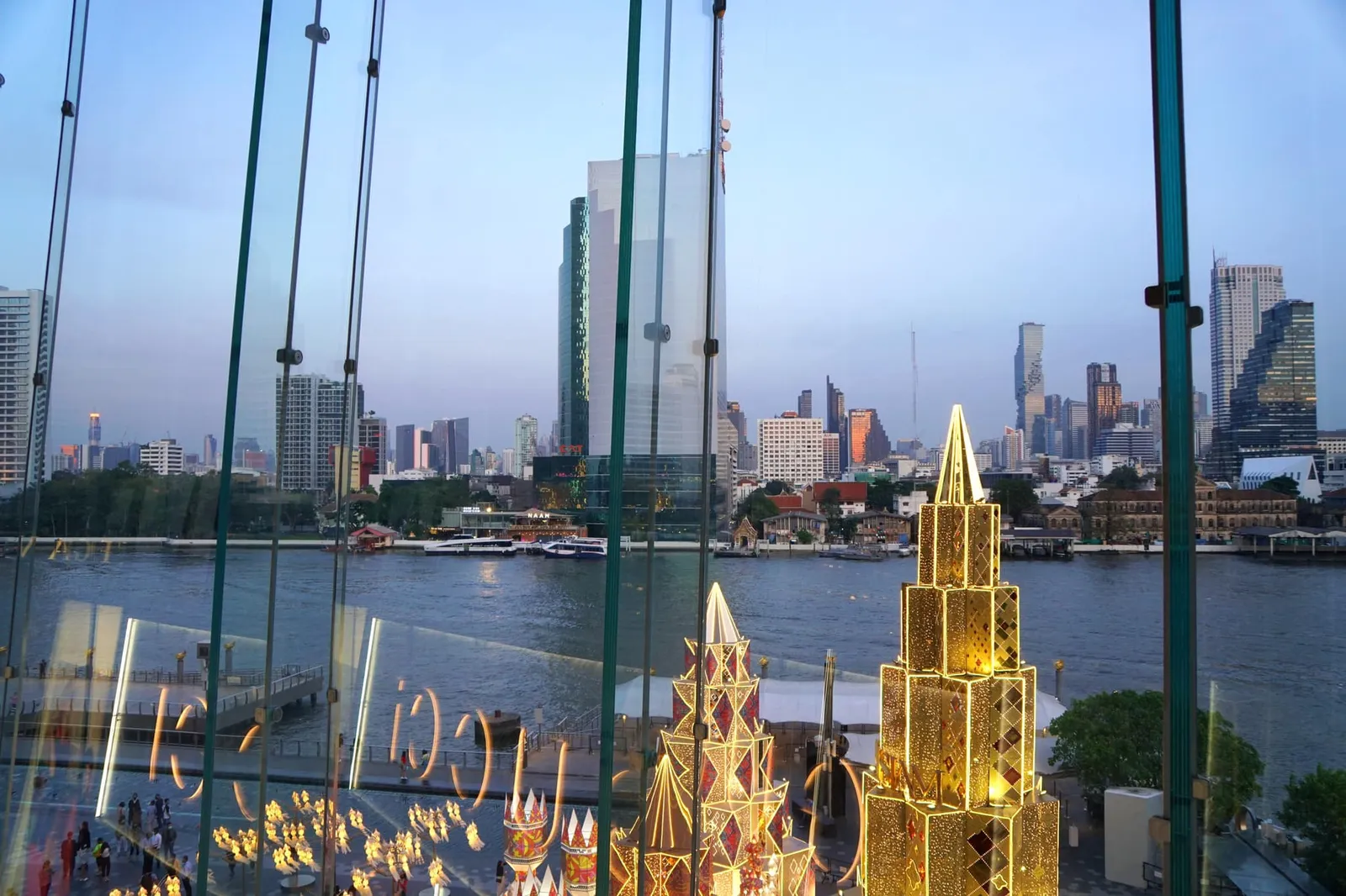 วิวแม่น้ำเจ้าพระยาช่วงกลางวันสามารถเห็นเรือหลายชนิดแล่นผ่านไปผ่านมา ส่วนในช่วงกลางคืนจะเห็นแสงไฟจากเรือต่างๆระยิบระยับสลับกันไปมา สวยงามมากๆ