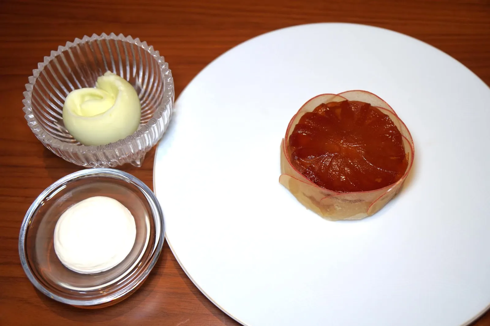 Tart Tatin our way, Granny Smith sorbet (350++) Tarte Tatin à notre façon, sorbet Granny Smith ถัดมาคือขนมหวานอย่าง “ทาร์ตตาแตง” สูตรพิเศษได้จากการนำฟูจิแอปเปิ้ลไปคาราเมลไลซ์เสิร์ฟมาคู่กับซอร์เบท์แอปเปิ้ลเขียวแกรนนี่สมิธผสมกับไซเดอร์และครีมสดสีขาว (15/20)