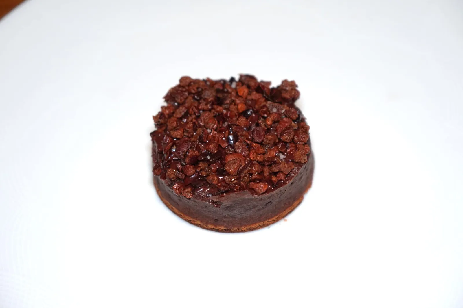 Chocolate from our Manufacture in Paris, cocoa nib ice cream Chocolat de notre Manufacture à Paris, glace au grué de cacao เชฟนำช็อกโกแลตที่ความเข้มข้น 3 ระดับคือ 45%, 65% และ 100% มาผสมกันแล้วนำเข้าเตาอบ เมื่อตัดออกด้านในจะละลายออกมาให้เนื้อสัมผัสที่ดีมากๆ รสชาติออกหวานขมบาลานซ์กันลงตัว ด้านบนเป็นครัมเบิ้ลกรอบช่วยให้เกิดความแตกต่างทางเนื้อสัมผัส (17/20)