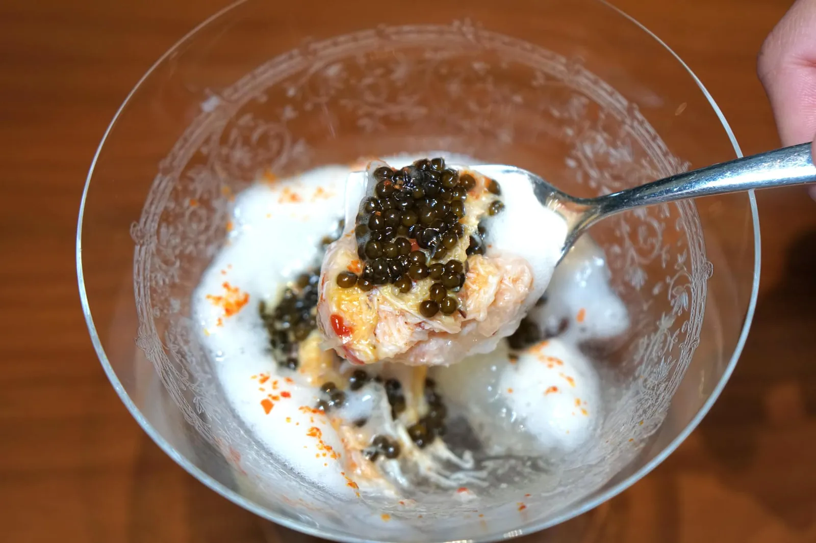 Blue crab, tomato water gelée, gold caviar Crabe bleu, fine gelée d’eau de tomate, caviar gold ปกติเนื้อปูม้านั้นจะมีความหวานเป็นจุดเด่นในตัวเองอยู่แล้วแต่เมื่อนำมาจับคู่กับรสเปรี้ยวเบาๆของซิตรัสและมะเขือเทศจะพบว่ารสเปรี้ยวยังไปช่วยดึงความหวานของเนื้อปูม้าให้เด่นชัดออกมามากยิ่งขึ้น ยอมรับว่าตอนทานคำแรกเราถึงกับตกใจว่าปูม้าบ้านเราสามารถทำอาหารฝรั่งเศสออกมาได้ดีขนาดนี้ได้ยังไง ! นอกจากนี้รสเค็มอุมามิของโกลด์คาเวียร์ด้านบนช่วยเสริมเป็นรสชาติที่สามช่วยให้เกิดความหลากหลายทางรสชาติในทุกการตักทาน บอกเลยว่ารสชาติอาหารฝรั่งเศสระดับนี้หาทานได้ยากมากในประเทศไทย และมีอยู่เฉพาะในเซ็ตเมนู 7 คอร์สเท่านั้น (17/20)