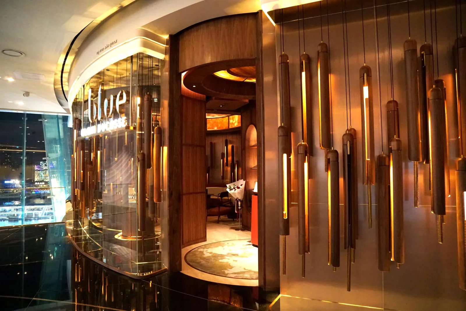 Blue by Alain Ducasse ตั้งอยู่ที่ชั้น 1 โซน ICONLUXE ของห้างสรรพสินค้า ICONSIAM ด้านหน้าโดดเด่นด้วยกระจกใสบานใหญ่เรียงตัวโค้งรับกันกับพื้นที่โดยรอบได้อย่างสวยงาม