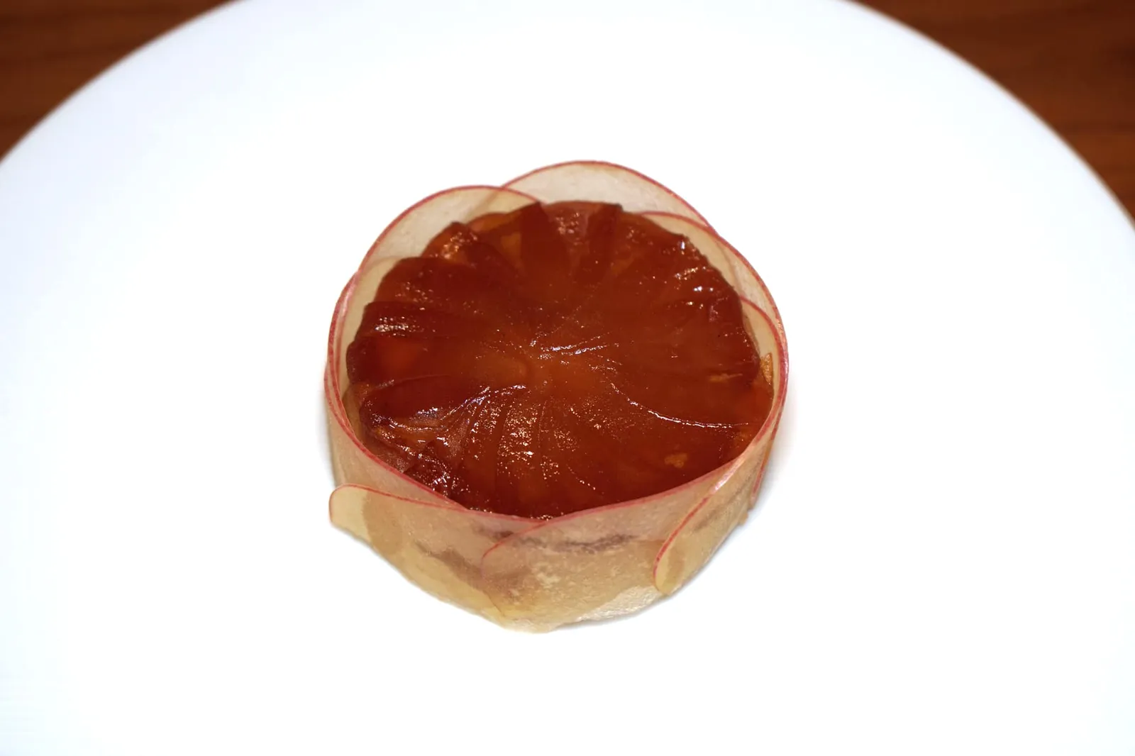 Tart Tatin our way, Granny Smith sorbet (350++) Tarte Tatin à notre façon, sorbet Granny Smith แอปเปิ้ลมีระดับความกรอบที่พอเหมาะ เมื่อทานคู่กับครีมซึ่งมีความมันจะช่วยเบรครสหวานไม่ให้โดดจนเกินไป (15/20)