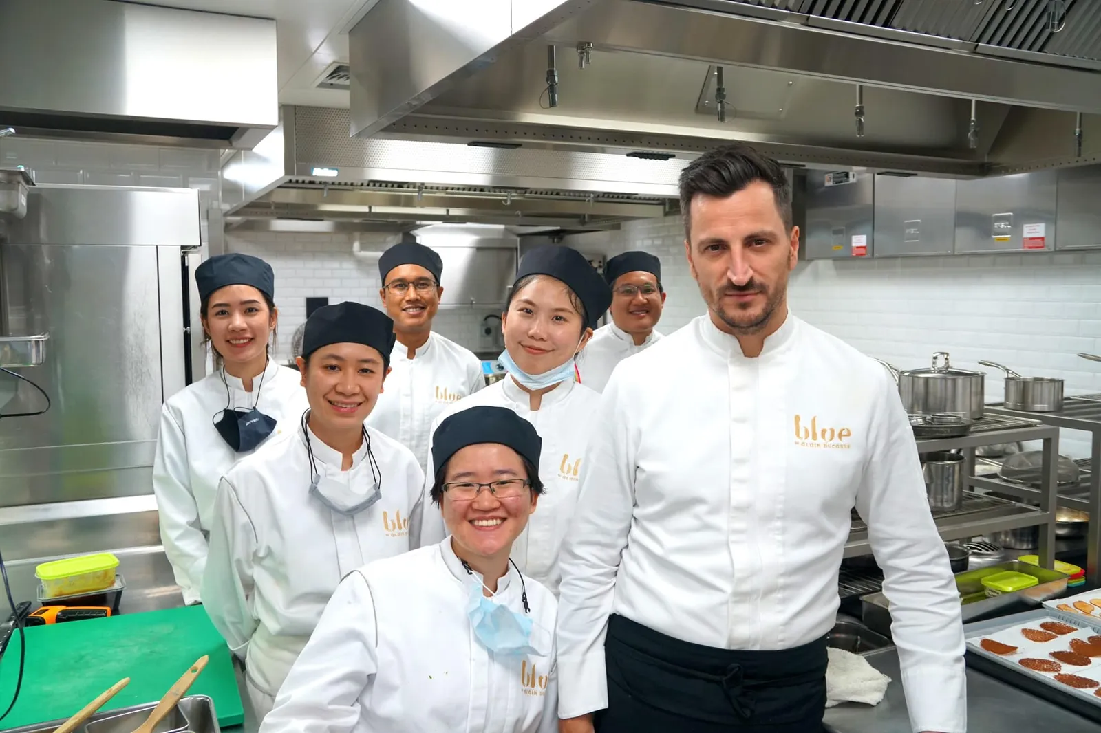 Executive chef Wilfrid Hocquet ร่วมกับ Executive Sous Chef, Lijo George ควบคุมงานครัวทั้งหมดซึ่งตัวเชฟ Wilfred เองก็มีฝีมือระดับพระกาฬทั้งยังเคยร่วมงานกับห้องอาหารชั้นนำของโลกมาแล้วมากมาย เช่น La Palme d'Or (⭐️⭐️), Le Jardin Des Sens (⭐️⭐️⭐️), Le Louis XV - Alain Ducasse à l'Hôtel de Paris (⭐️⭐️⭐️), Bar & Bœuf (⭐️), Deniel (⭐️⭐️⭐️ ในขณะนั้น), La Bastide de Moustiers (⭐️) และ Benoit (⭐️) ซึ่งการันตีฝีมือและความสามารถของเชฟได้เป็นอย่างดี ส่วนอาหารหวาน Executive Pastry Chef Maxou Boonthanakit สามารถถอดแบบเมนูขึ้นชื่อของเชฟ Alain Ducasse มาอยู่ในร้านสาขากรุงเทพได้เกือบทั้งหมด