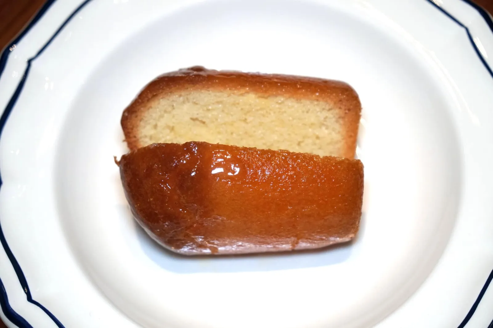 Rum baba, lightly whipped vanilla cream (550++) Baba au rhum, crème mi-montée à la vanille จากนั้นจึงใช้มีดตัดแบ่งออกเป็นสองส่วนต่อหน้าลูกค้าบนโต๊ะ (17/20)