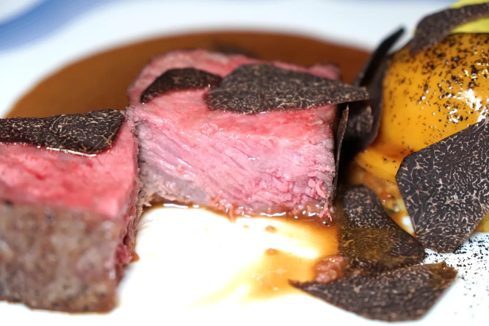 Wagyu beef, sweetcorn and black truffle Bœuf Wagyu, maïs et truffe noire ใช้มีดหั่นเนื้อวัวออกมาจะพบว่ามีความสุกระดับ Perfect medium rare เคี้ยวแล้วมีความฉ่ำ นุ่ม แต่ยังคงสู้ฟันนิดๆตามมาตรฐานของออสเตรเลียนวากิวชั้นเลิศ ทานคู่กับซอส Beef jus ปรุงด้วยพริกไทยดำรสชาติเข้มข้นเสริมด้วยอโรม่าของเห็ดทรัฟเฟิล จัดว่าเป็น Perfect combination เลยก็ว่าได้ (16/20)
