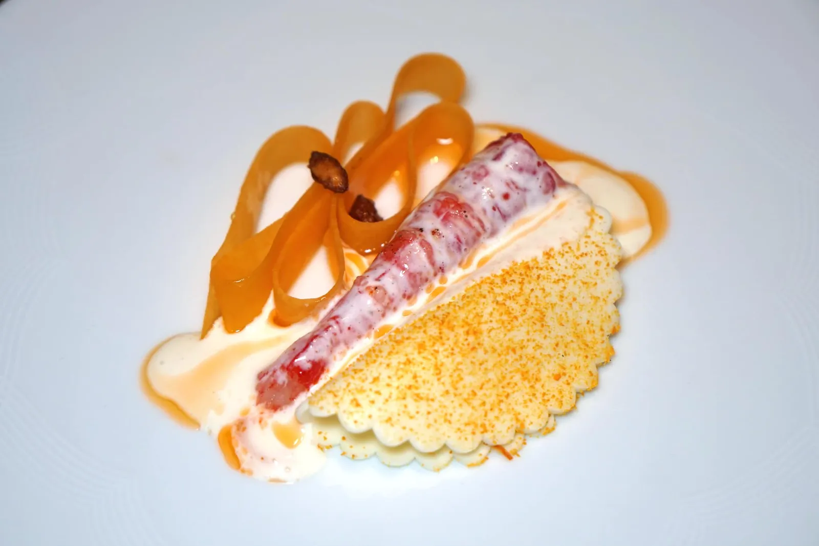 Chilled carabineros, butternut squash Carabineros rafraîchi, courge butternut องค์ประกอบฝั่งซ้ายคือ Butternut squash หรือฟักทองน้ำเต้าที่ผ่านการปรุงรสด้วย Bonito vinegar เคี้ยวแล้วมีความกรอบตัดเนื้อสัมผัสกันกับความเด้งของเนื้อกุ้ง (16/20)