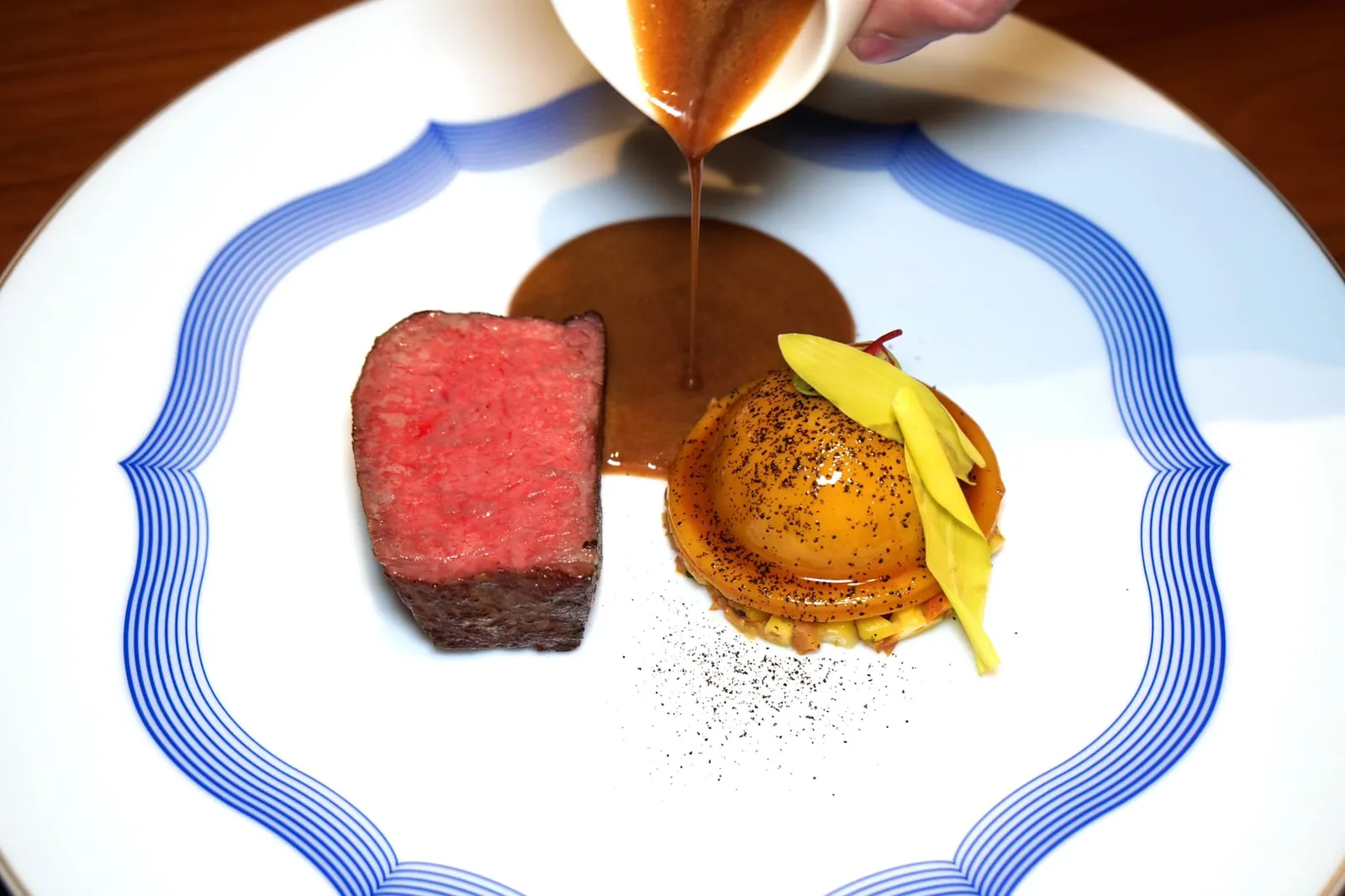Wagyu beef, sweetcorn and black truffle Bœuf Wagyu, maïs et truffe noire จากนั้นจึงราดซอส Beef jus ปรุงด้วยพริกไทยดำเพียงเล็กน้อย (16/20)