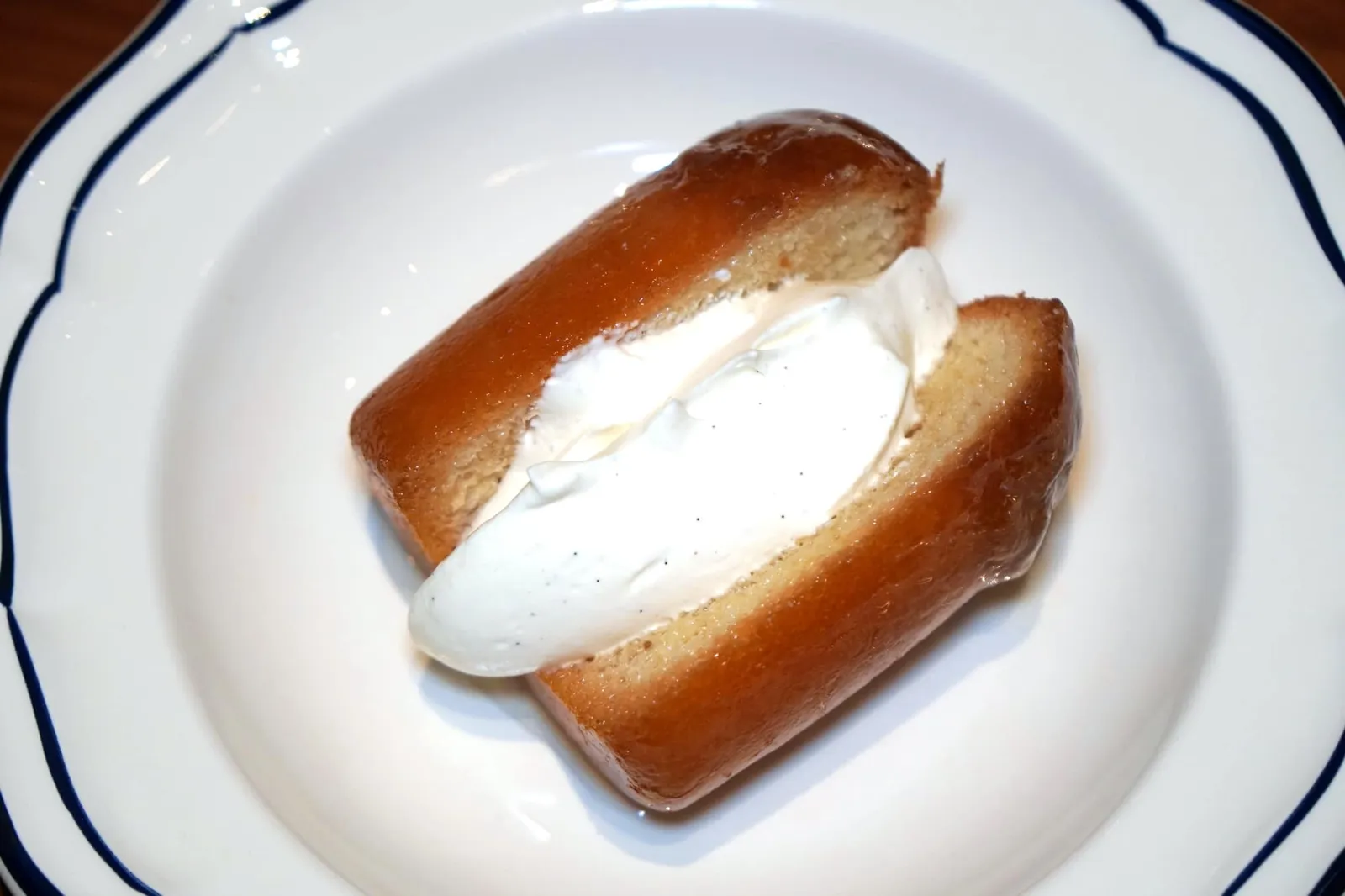 Rum baba, lightly whipped vanilla cream (550++) Baba au rhum, crème mi-montée à la vanille เค้กบาบามีเนื้อสัมผัสที่ดีมากๆ ไม่นุ่มไม่แข็งจนเกินไป ทั้งยังชุ่มไปด้วยไซรัปที่มีรสชาติอันซับซ้อน ตัววิปวานิลลาครีมมีความหอมมันตัดกันกับรสขมแหลมอันเป็นเอกลักษณ์ของเหล้ารัม ด้วยความที่พนักงานวางครีมและรัมเอาไว้ให้เติมเพิ่มได้เราจึงสามารถปรับแต่งสมดุลของรสชาติได้ตามใจชอบ ถือเป็น Signature Dessert ที่คออาหารฝรั่งเศสไม่ควรพลาดด้วยประการทั้งปวง สุดยอดมากจริงๆ (17/20)