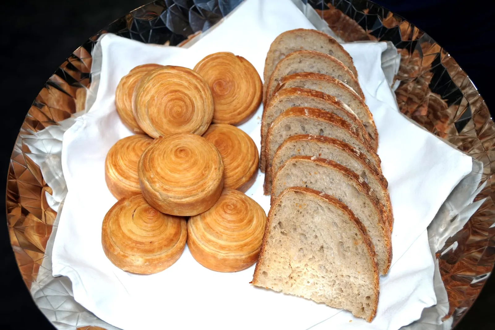 Brioche and sourdough ขนมปังที่นี่อบกันสดใหม่ในร้านทุกๆวัน ฝั่งซ้ายคือขนมปัง “บริยอช” ที่ทำออกได้เกือบไร้ที่ติ สังเกตุได้การการเรียงตัวเป็นเลเยอร์สวยงามเท่ากันทุกชั้น กัดเข้าไปพบว่ามีทั้งความกรอบ (crispy) เบา (airy) ในขณะที่เนื้อด้านในยังคงนุ่มอยู่ เทียบชั้นกับห้องอาหารระดับ Michelin Star ในยุโรปได้อย่างสบายๆ ฝั่งขวาคือ “ซาวโด” ซึ่งทางร้านเลี้ยงยีสต์กันเองแล้วให้อาหารด้วยแอปเปิ้ลเขียว พอนำมาอบจะมีกลิ่นของแอปเปิ้ลติดมาลึกๆ (อาจต้องพยายามสังเกตสักหน่อย) มีรสเปรี้ยวเพียงเบาๆ จัดว่าดีพอสำหรับเสิร์ฟในห้องอาหาร 1 ดาวมิชลินได้อย่างสบายๆ