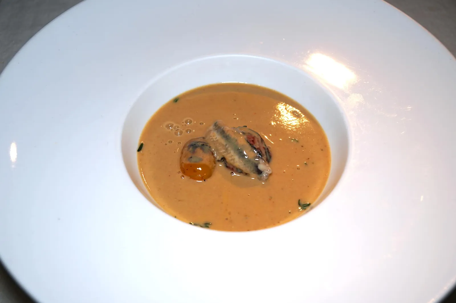 CASCO BAY LOBSTER BISQUE Roasted Tomato / White Anchovy / Khao Yai Thyme สิ่งที่แปลกที่สุดคือเชฟเลือกใส่มะเขือเทศจากจังหวัดเชียงรายย่างลงไปด้วยแล้วกลับเข้ากันได้อย่างน่าแปลกใจ (13/20)