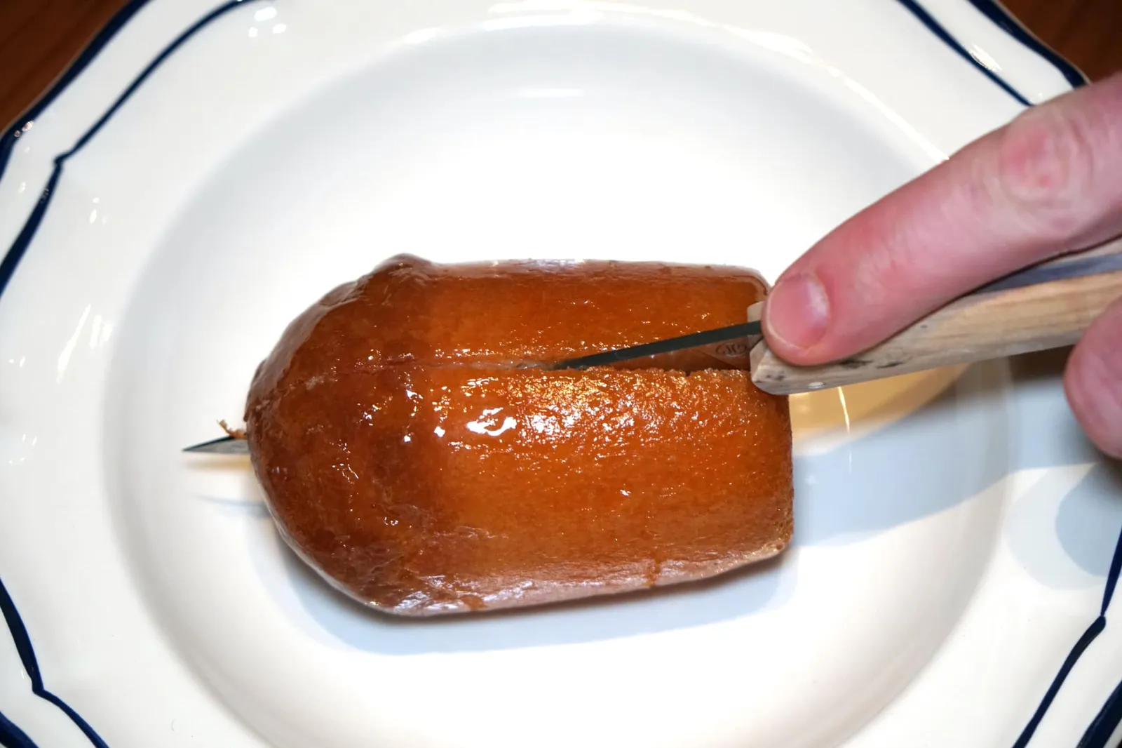 Rum baba, lightly whipped vanilla cream (550++) Baba au rhum, crème mi-montée à la vanille เชฟนำบาบาไปแช่ในน้ำเชื่อมที่มีส่วนผสมของเลมอน แอปริคอต วานิลลา และเสาวรส (17/20)