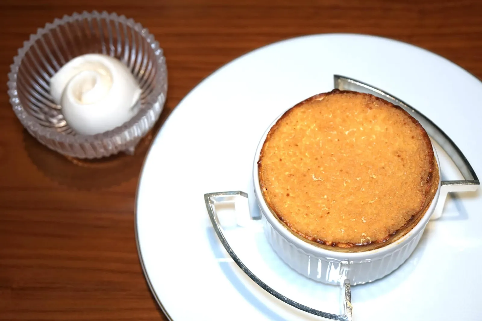 Lemon soufflé, almond sorbet (350++) Soufflé au citron, sorbet amande douce “เลมอนซูเฟล” เสิร์ฟมาอุ่นๆในถ้วย ตัวซูเฟลขึ้นทรงตั้งตรงสวยงาม เนื้อด้านในฟูนุ่มในขณะที่ผิวด้านบนมีความกรอบนิดๆ รสชาติค่อนข้างเปรี้ยว ขอแนะนำให้ทานพร้อมกันกับอัลมอนด์ซอเบท์เพื่อให้มีรสชาติและอุณหภูมิที่หลากหลายในหนึ่งคำ (14/20)