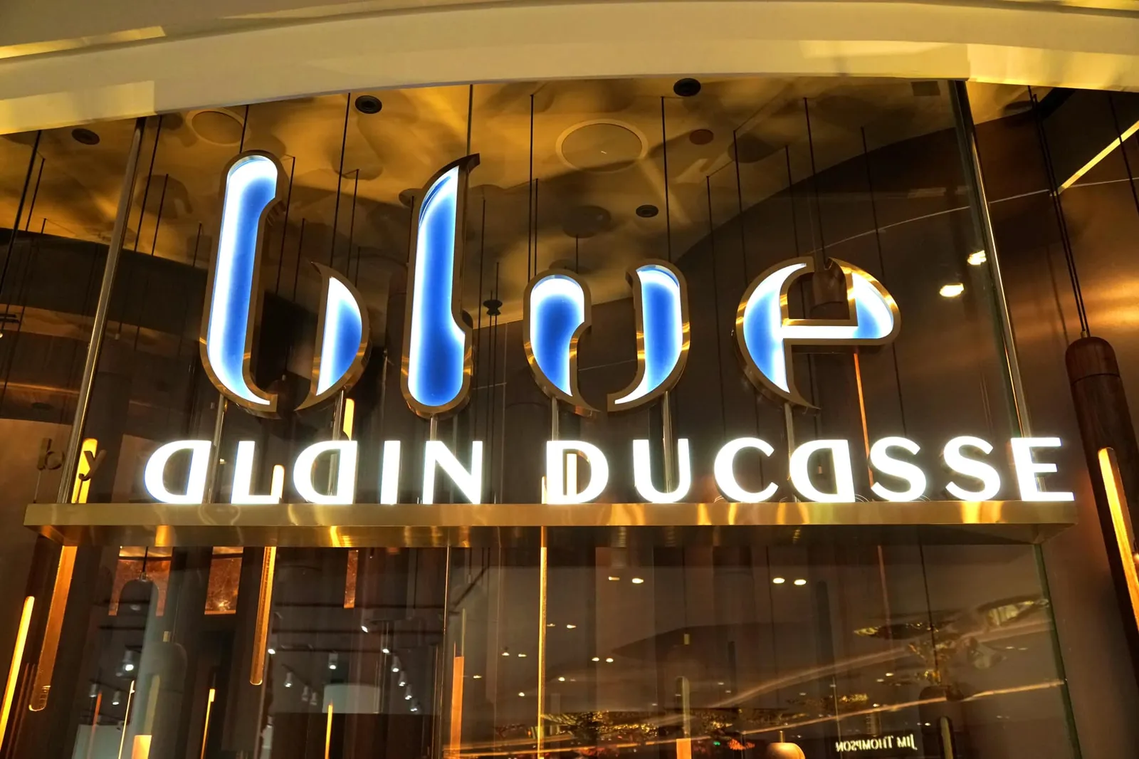จากปัจจัยที่กล่าวมาทำให้ห้องอาหาร Blue by Alain Ducasse สามารถคว้ารางวัล 𝗜𝗻𝘁𝗲𝗿𝗶𝗼𝗿 𝗗𝗲𝘀𝗶𝗴𝗻’𝘀 𝗕𝗲𝘀𝘁 𝗼𝗳 𝘁𝗵𝗲 𝗬𝗲𝗮𝗿 𝗔𝘄𝗮𝗿𝗱𝘀 ในหมวดหมู่ห้องอาหาร Fine Dining ประจำปี 2020 มาครองได้สำเร็จ