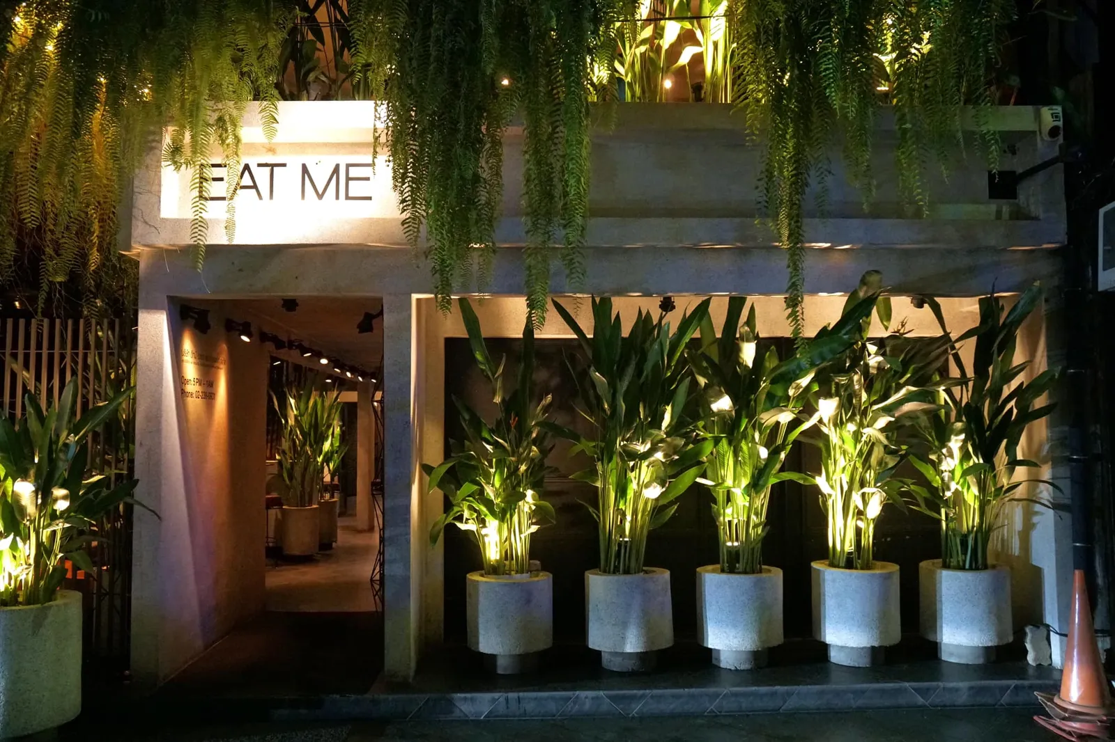 ตัวร้านตั้งอยู่ในซอยพิพัฒน์ 2 ซึ่งแยกตัวออกมาจากถนนคอนแวนต์อีกทีหนึ่ง เพื่อนๆที่ขับรถมาให้ขับเลยตัวร้านไปเล็กน้อยจะพบกับที่จอดรถกว้างขวางเพียงพอสำหรับรองรับลูกค้าทุกคน