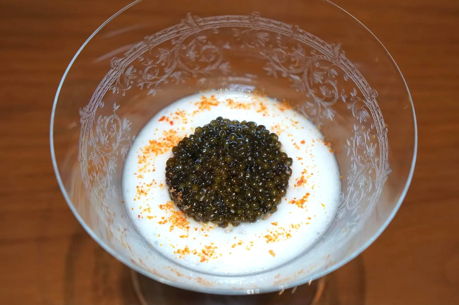 Blue crab, tomato water gelée, gold caviar Crabe bleu, fine gelée d’eau de tomate, caviar gold เริ่มต้นคอร์สแรกด้วย “แกมเบอโรนี่” เป็น Signature Dish ที่มีติดอยู่ในรายการเมนูของร้านในเครือ Alain Ducasse ทุกสาขาทั่วโลก ในแต่ละจานจะมีองค์ประกอบหลักทั้งหมด 3 อย่างคือ อาหารทะเล, ผัก และคาเวียร์ สำหรับสาขากรุงเทพ เชฟ Alain Ducasse ได้คัดเลือกวัตถุดิบเองกับมือโดยใช้ “เนื้อปูม้า” จากจังหวัดภูเก็ตมาเป็นตัวแทนอาหารทะเล ปรุงรสด้วยตัวแทนของผักอย่าง “มะเขือเทศและซิตรัส” ด้านล่างเป็นเจลลี่ซิตรัสสีใสและโฟมที่ทำมาจากน้ำมะเขือเทศ ผงสีแดงทำมาจากมะเขือเทศเช่นกัน สุดท้ายคือ “Gold caviar” จากประเทศฝรั่งเศสที่ทอปมาจนล้นเนื้อปู (17/20)